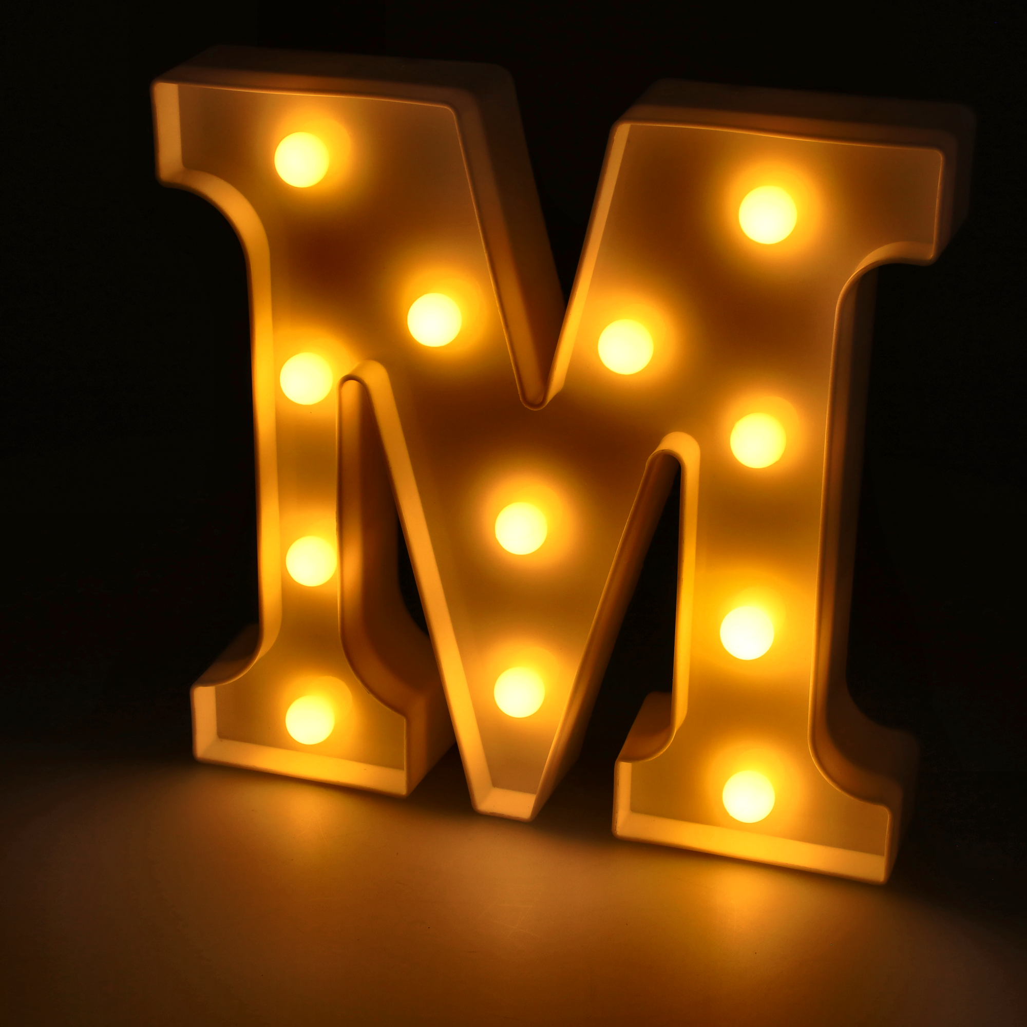 Litera LED "M" podświetlana ciepłym białym światłem, wysokość 22 cm, zasilanie bateryjne 2*AA