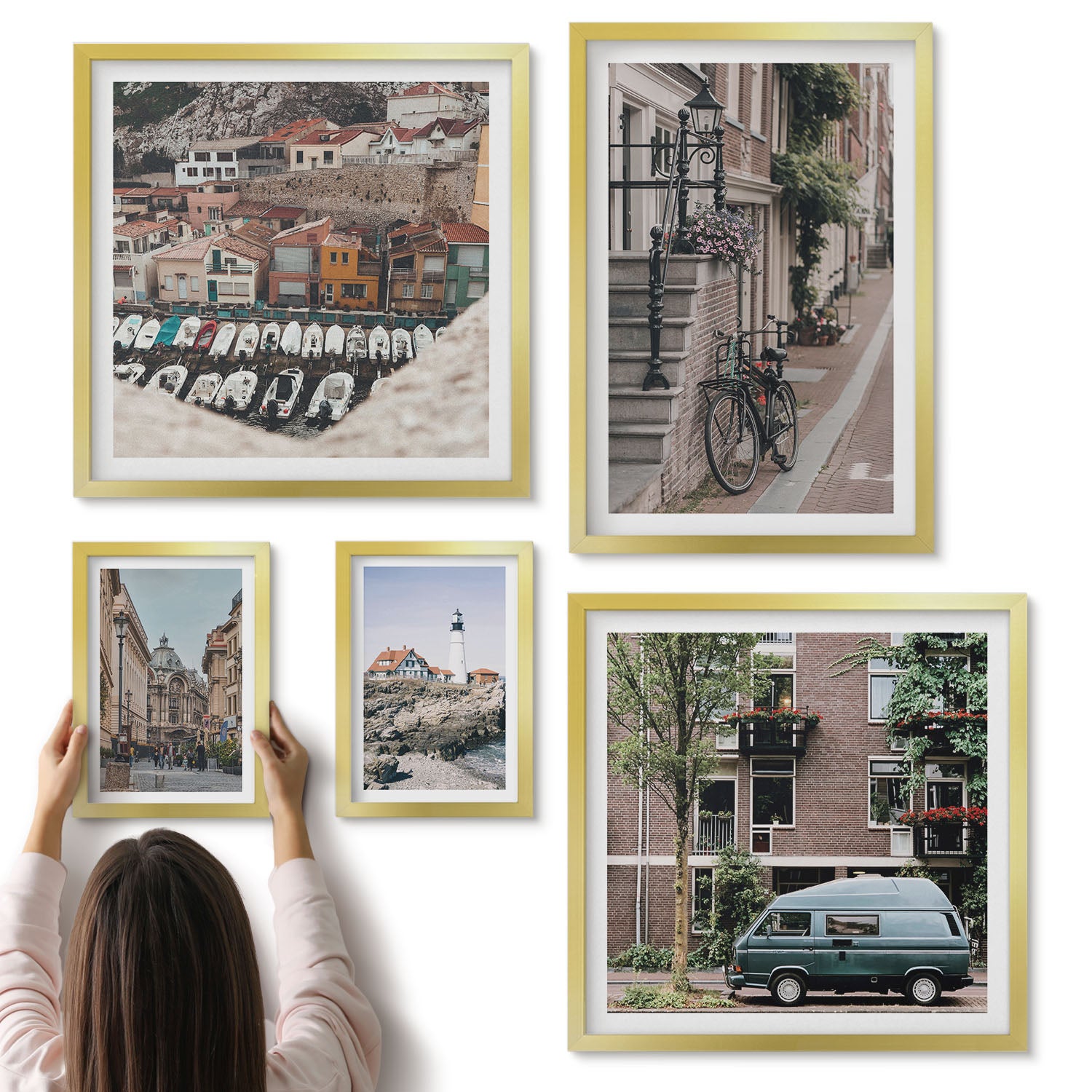 Galeria ścienna 5-częściowy komplet obrazów w złotych ramach - Urokliwe uliczki z rowerami i widoki na latarnie morskie - ArtPrintCave