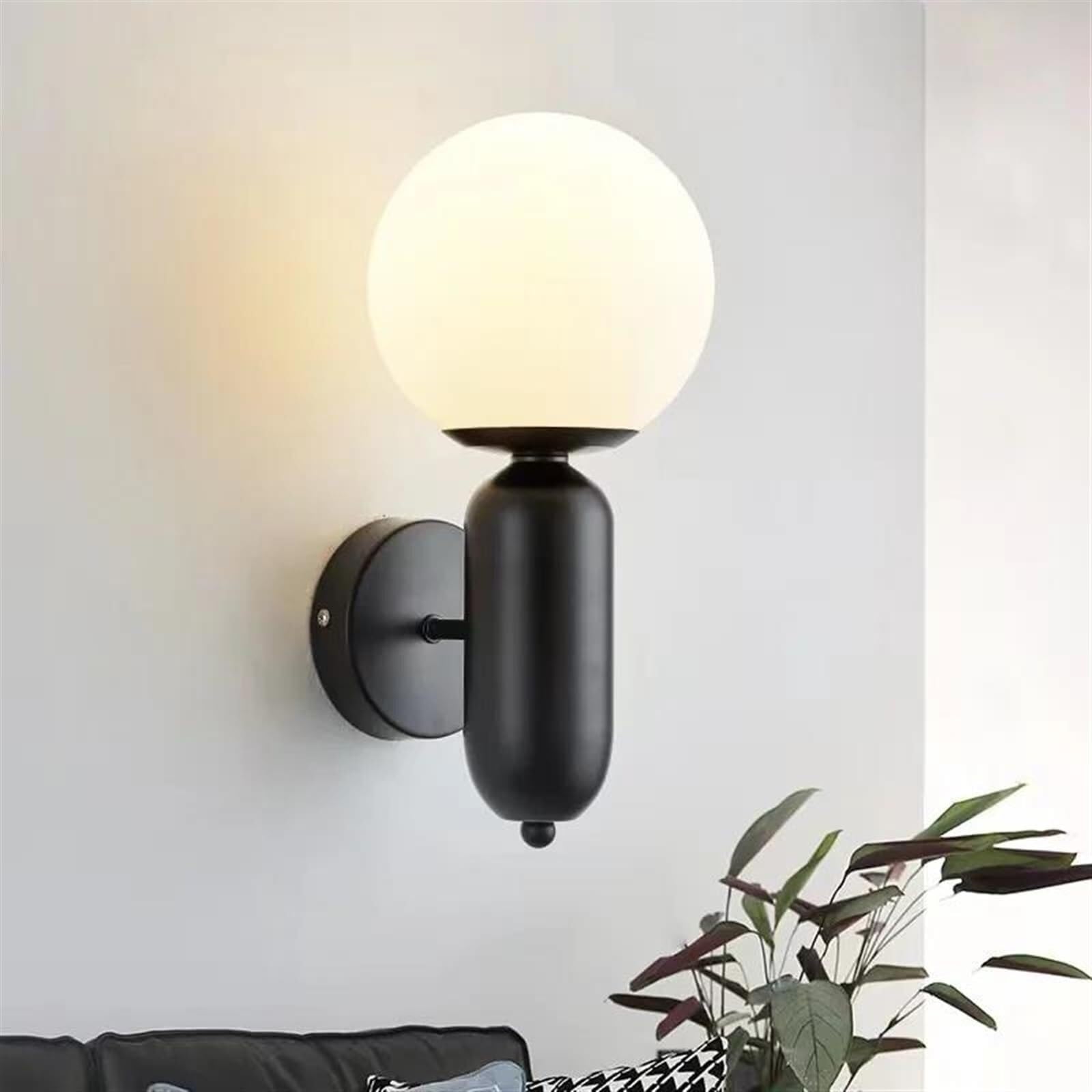 Nowoczesna wewnętrzna lampa ścienna LED, kreatywna szklana lampa ścienna, okrągły klosz, podstawa E27, idealna do stolików nocnych i kuchni.