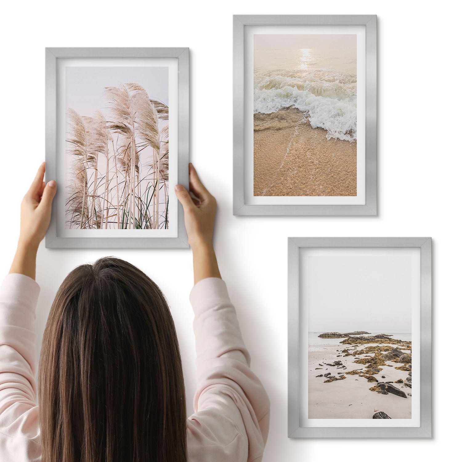 Galeria ścienna 3-częściowy komplet obrazów w srebrnych ramach - Plażowe trawy fale i kamienie nadmorskie boho - ArtPrintCave