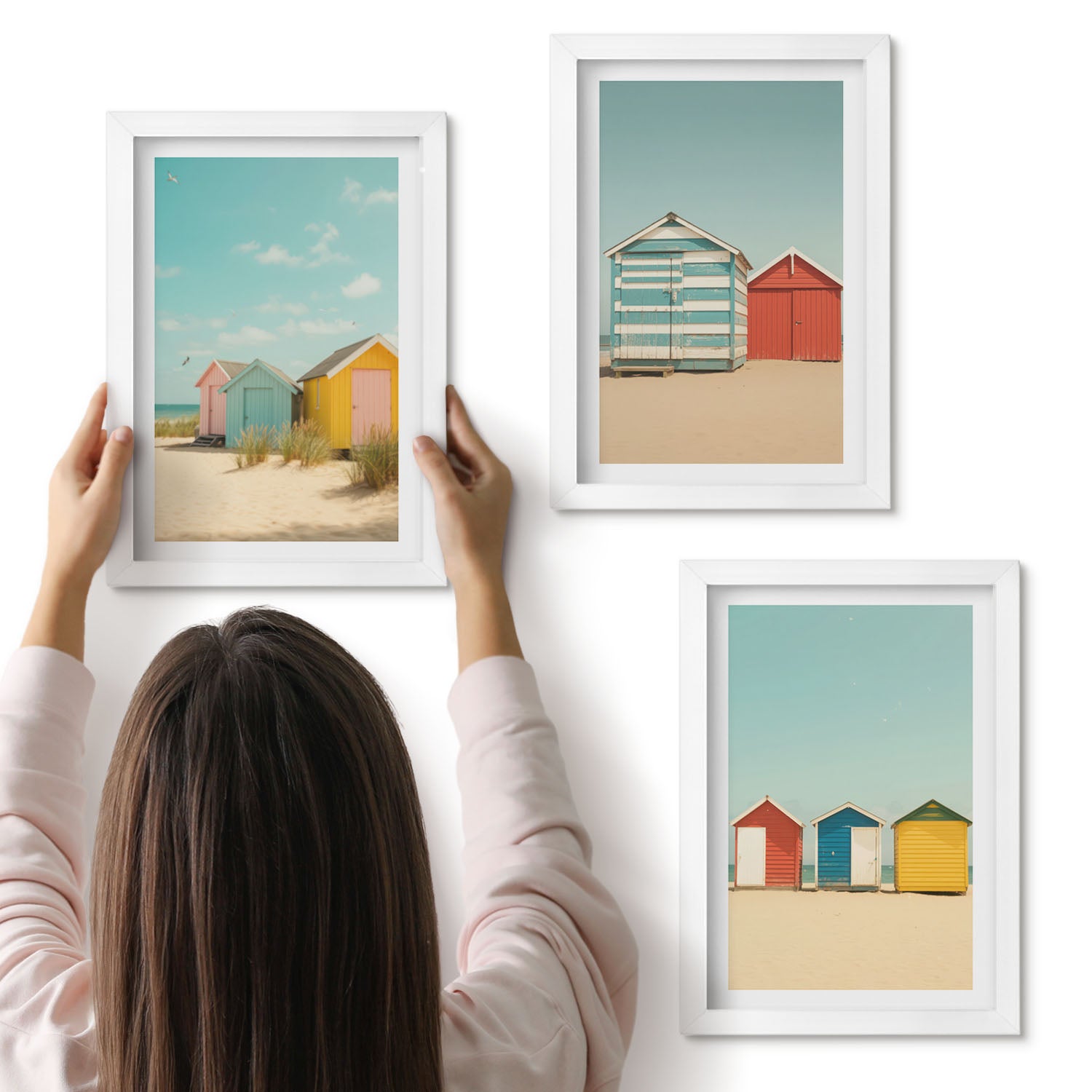 Galeria ścienna 3-częściowy komplet obrazów w białych ramach - Kolorowe domki na plaży w słoneczny dzień - ArtPrintCave