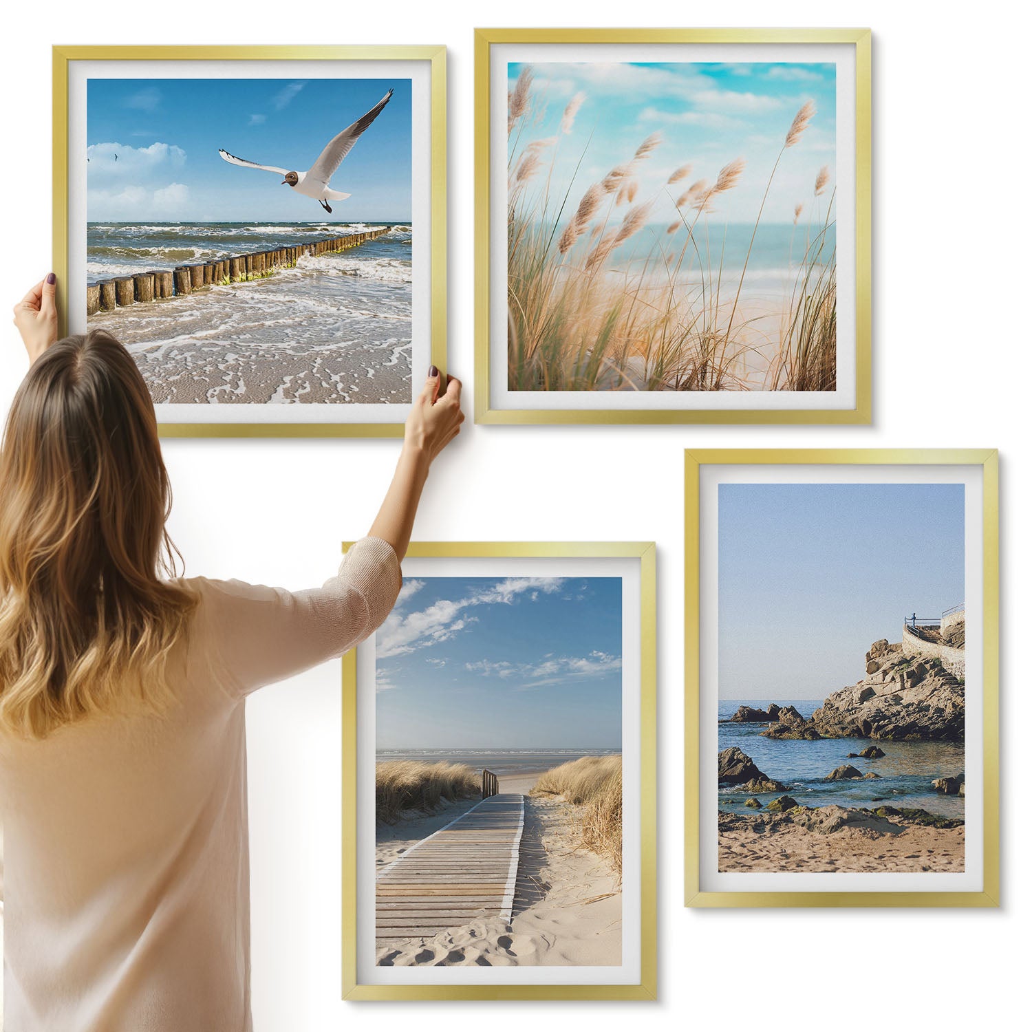 Galeria ścienna 4-częściowy komplet obrazów w złotych ramach - Plaża z drewnianą ścieżką morze i klify nadmorskie - ArtPrintCave
