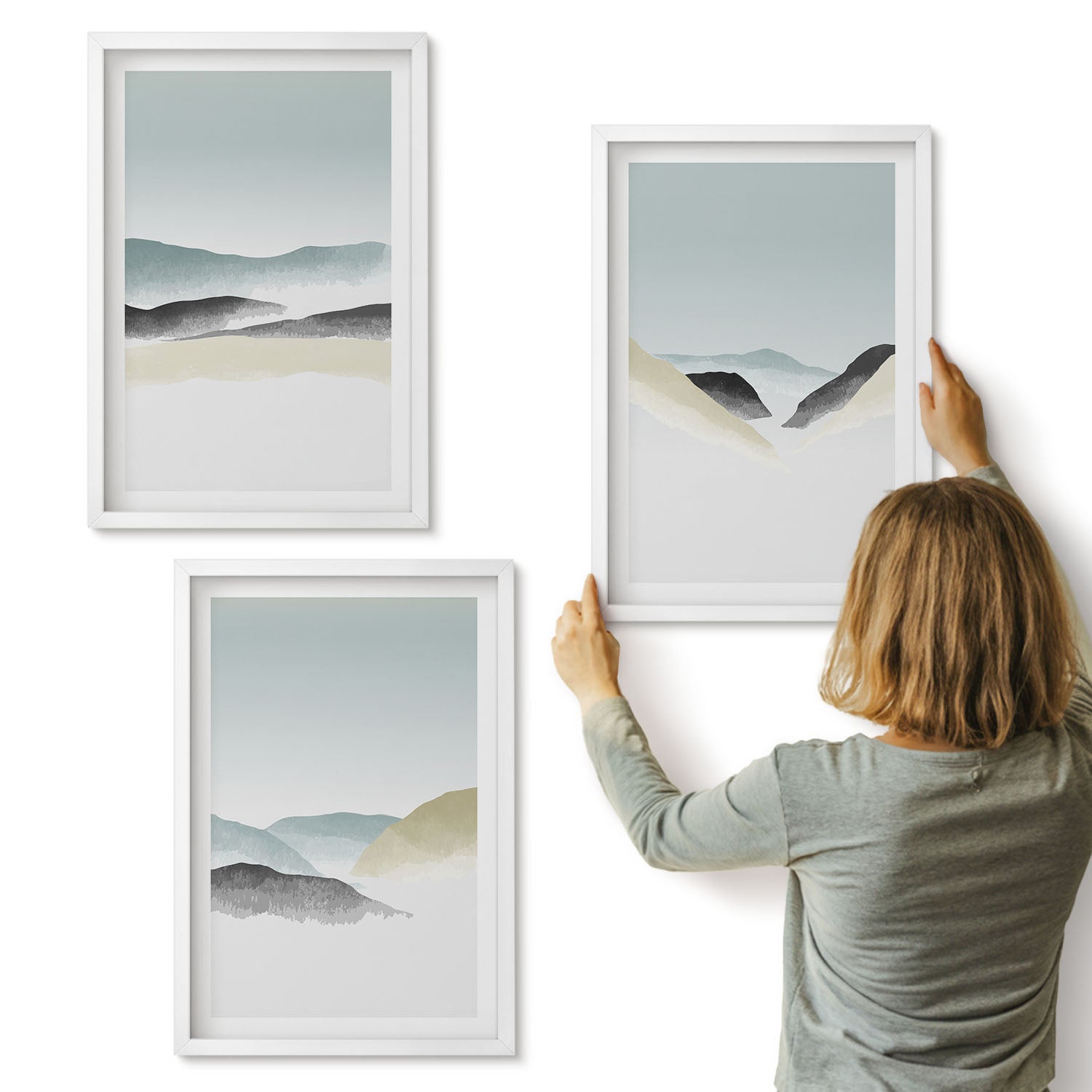 Galeria ścienna 3-częściowy komplet obrazów w białych ramach - Minimalistyczne góry w delikatnych pastelach - ArtPrintCave