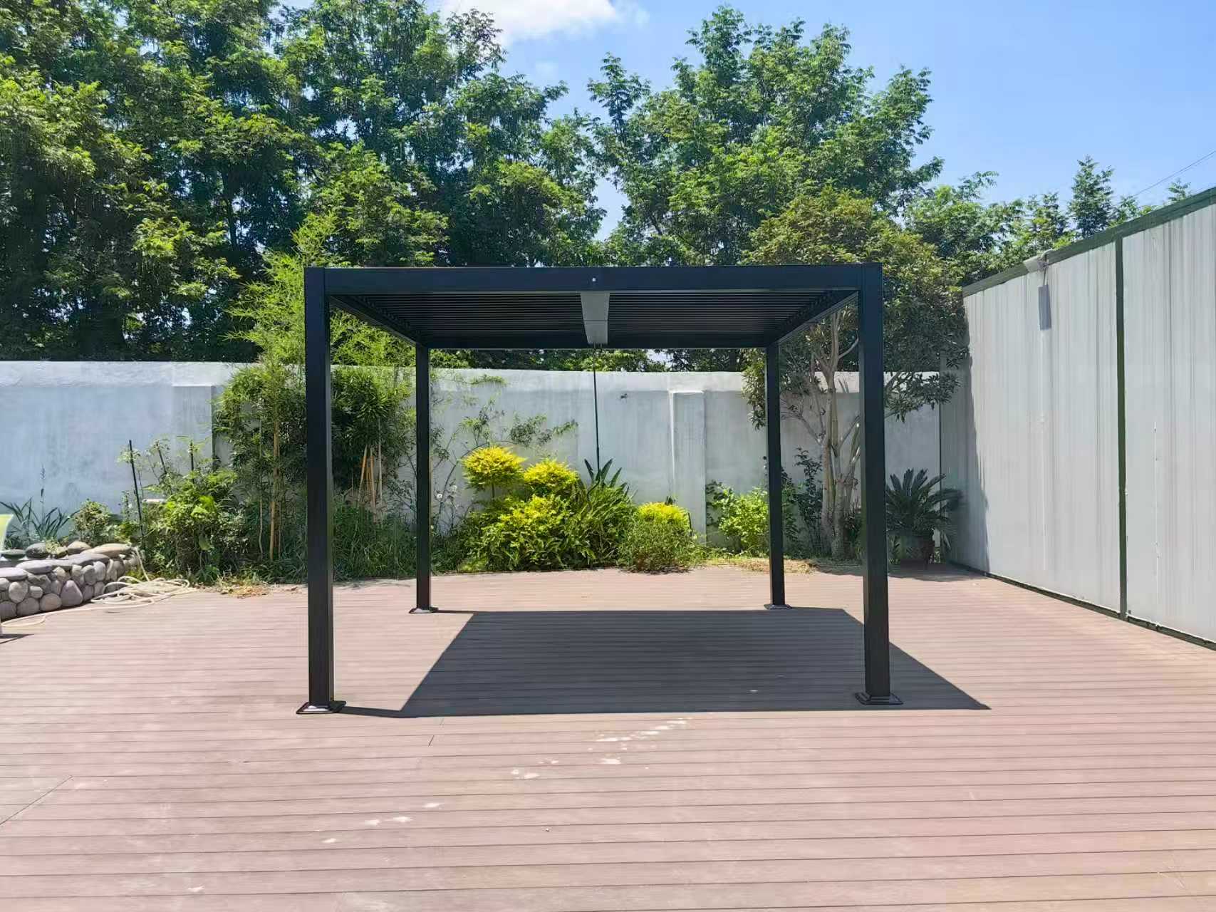 Pergola ogrodowa 300x300 cm z aluminiową ramą i regulowanymi listwami żaluzjowymi – nowoczesne i trwałe schronienie