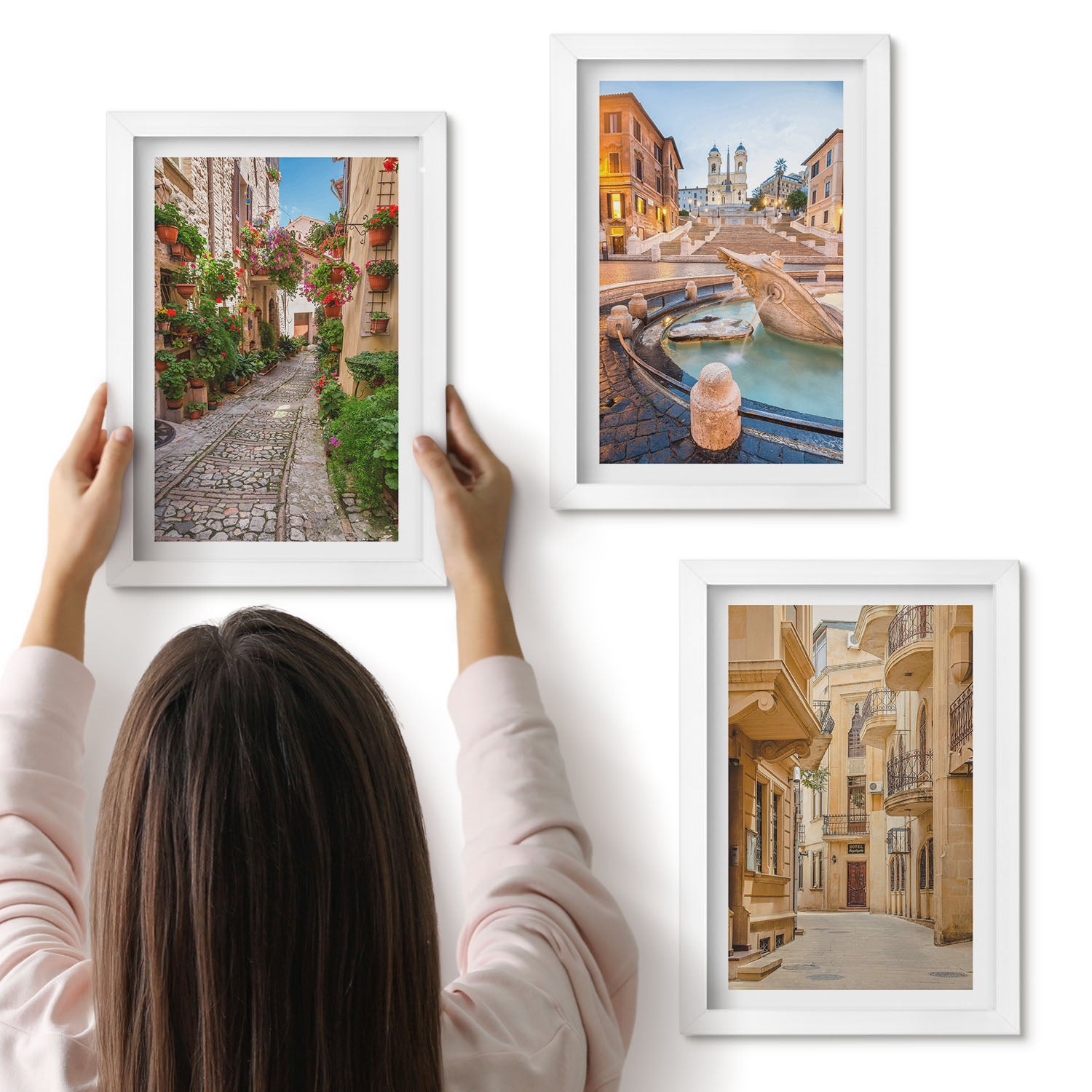 Galeria ścienna 3-częściowy komplet obrazów w białych ramach - Urokliwe uliczki i fontanny w malowniczej architekturze - ArtPrintCave
