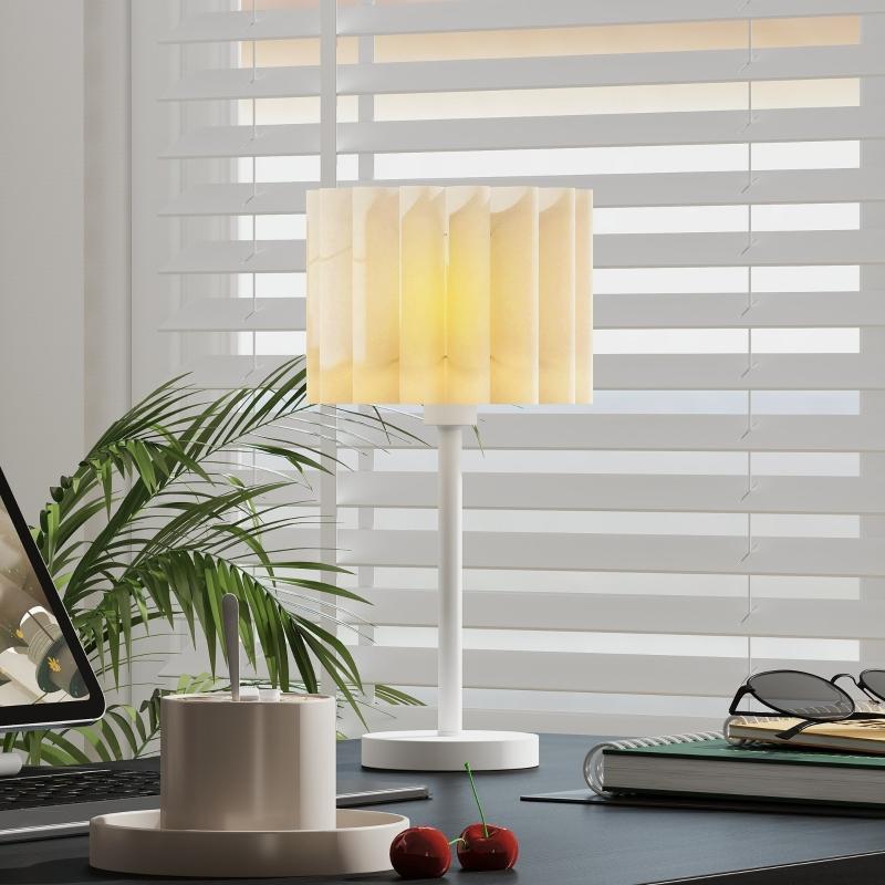 Lampa stołowa o falistym designie z białym kloszem, gniazdo E27, włącznik przyciskowy, idealna do salonu i sypialni