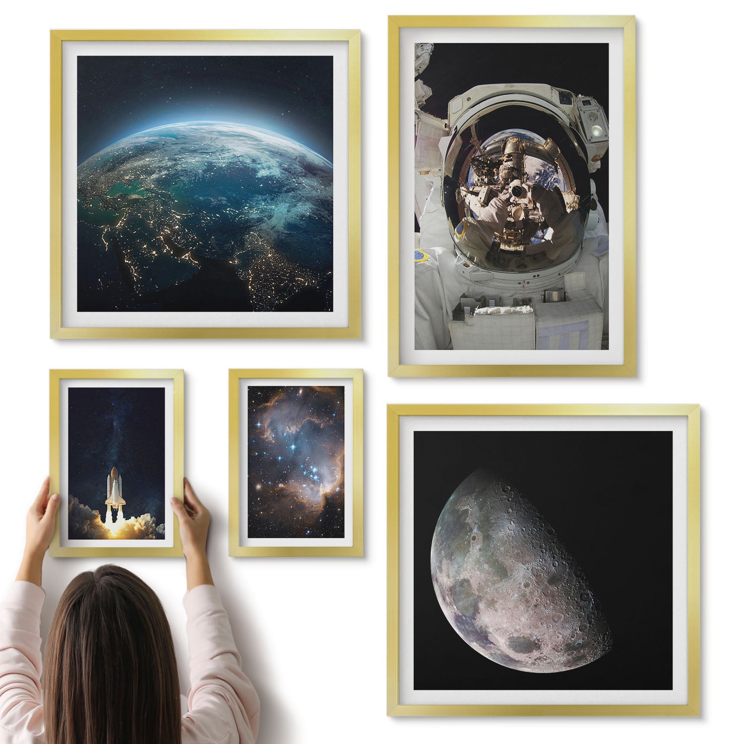 Galeria ścienna 5-częściowy komplet obrazów w złotych ramach - Kosmiczne odkrycia widoki z astronautą i planetami - ArtPrintCave