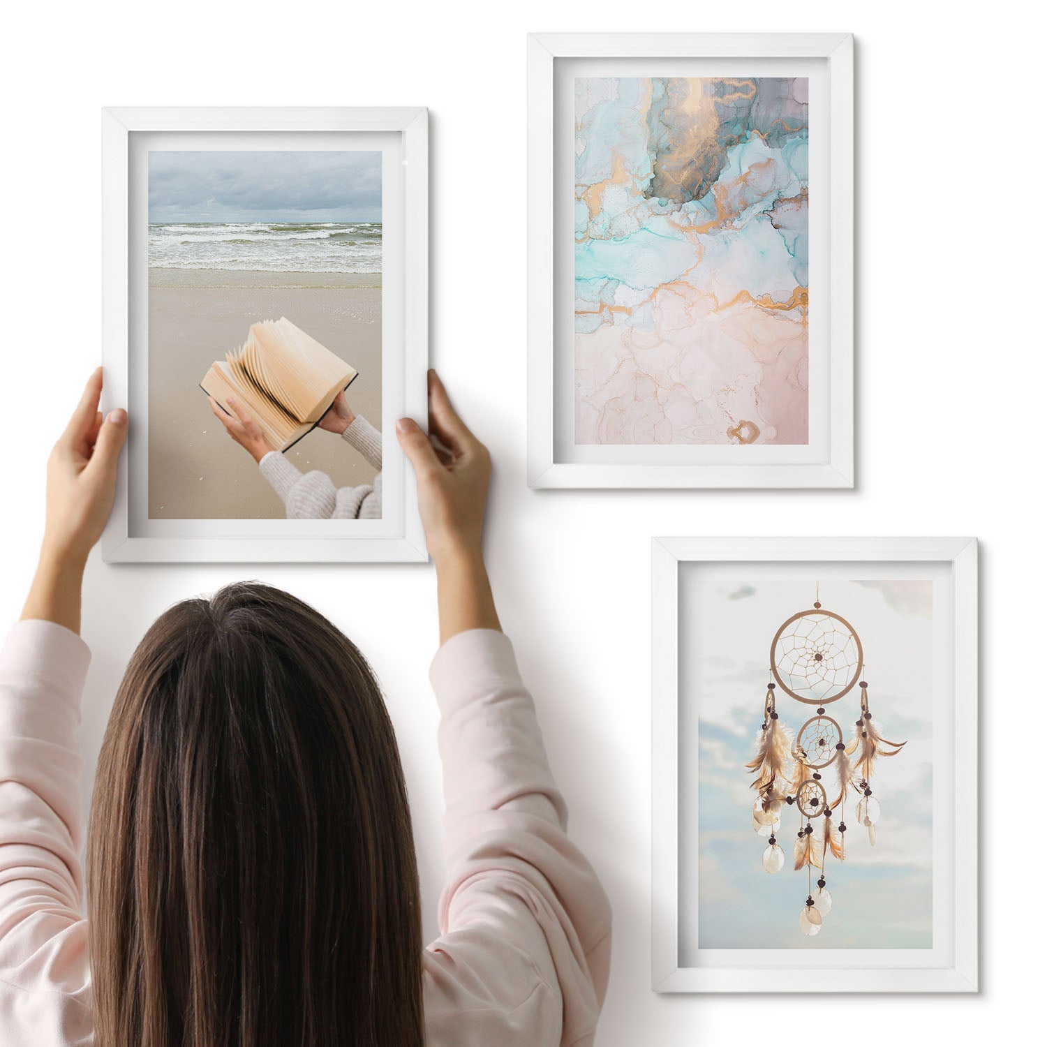 Galeria ścienna 3-częściowy komplet obrazów w białych ramach - Abstrakcja morze czytanie książki i łapacz snów boho - ArtPrintCave
