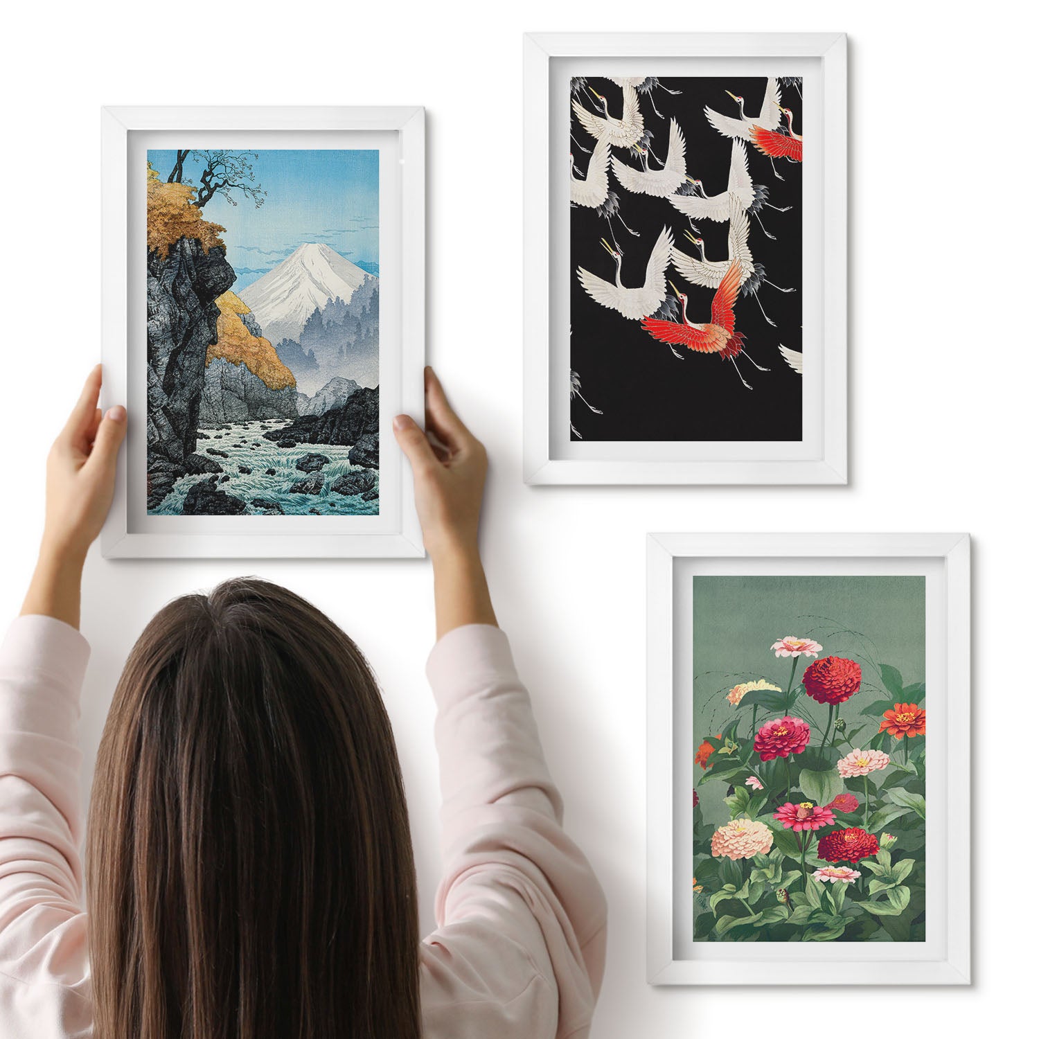 Galeria ścienna 3-częściowy komplet obrazów w białych ramach - Góry z wodospadem ptaki w locie i kolorowe kwiaty - ArtPrintCave