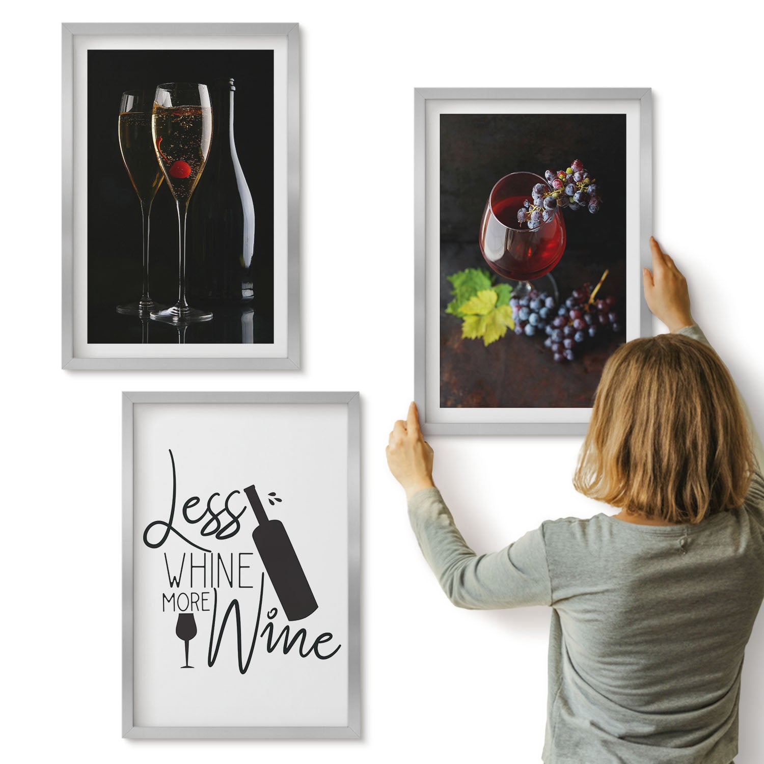 Galeria ścienna 3-częściowy komplet obrazów w srebrnych ramach - Kieliszki wina z winogronami i napis o winie - ArtPrintCave