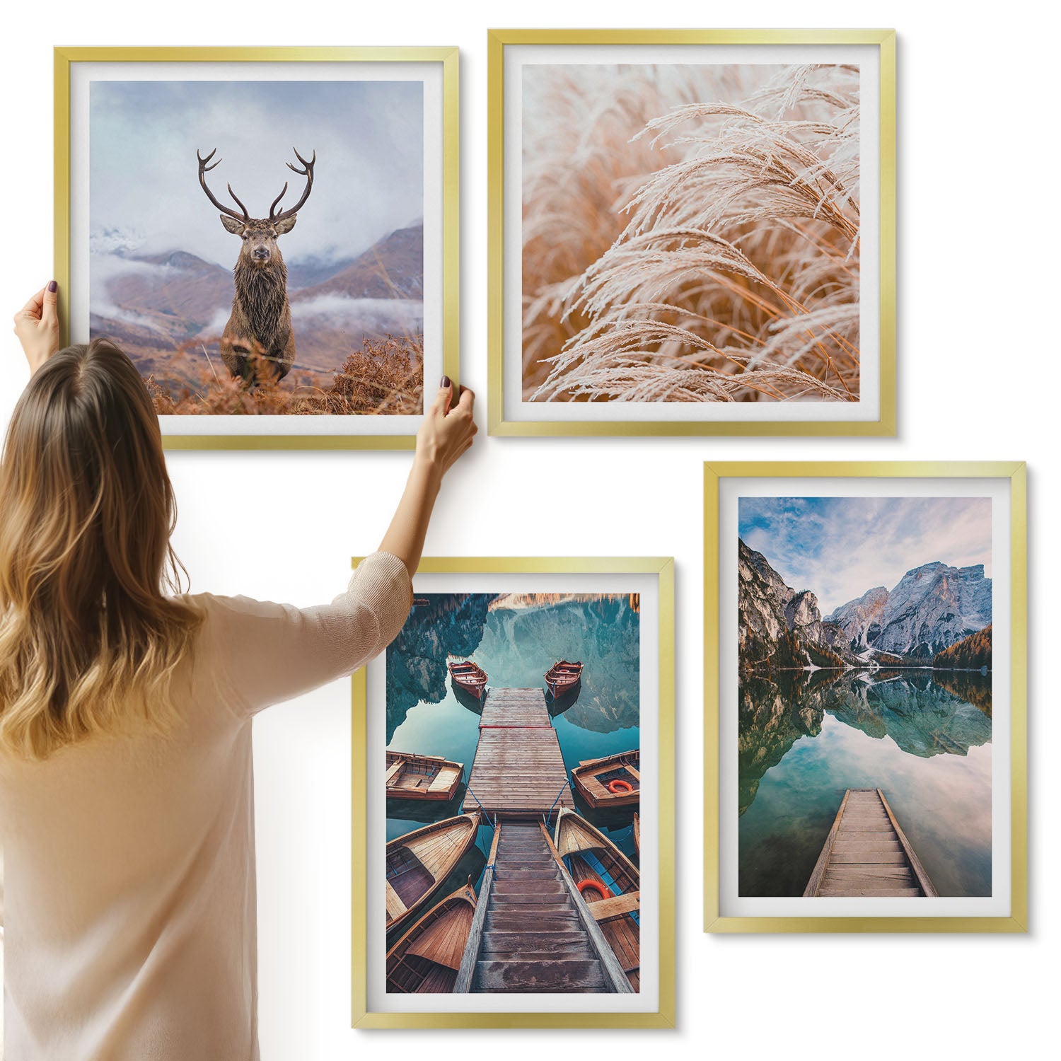 Galeria ścienna 4-częściowy komplet obrazów w złotych ramach - Jezioro z łodziami jeleniem i górskim krajobrazem - ArtPrintCave