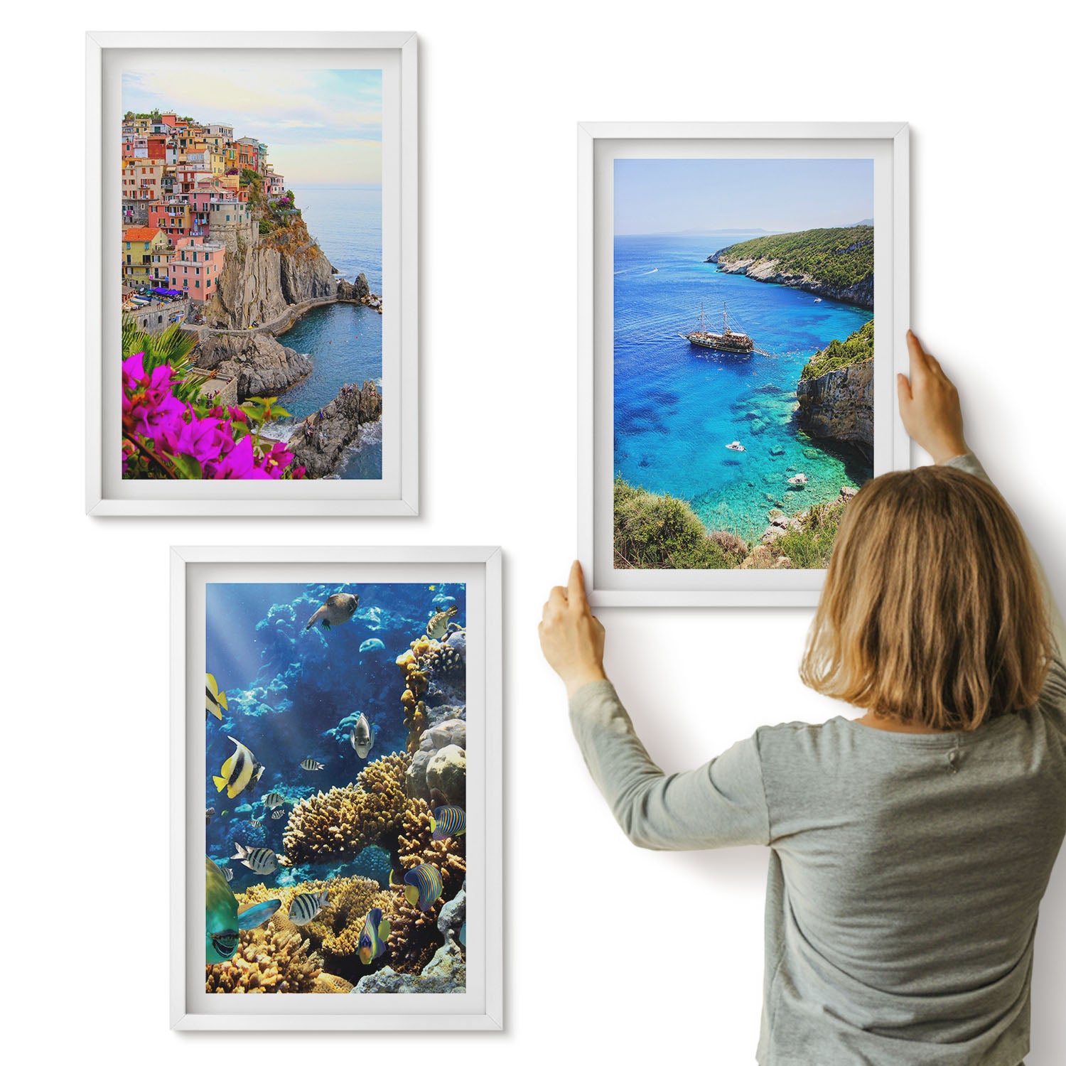 Galeria ścienna 3-częściowy komplet obrazów w białych ramach - Widoki nadmorskie z kolorowymi domami i rafą koralową - ArtPrintCave