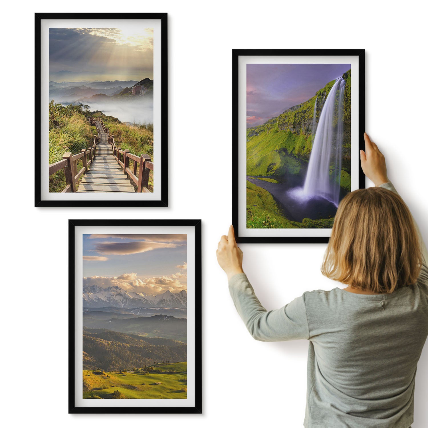 Galeria ścienna 3-częściowy komplet obrazów w czarnych ramach - Malownicze krajobrazy górskie z wodospadem i ścieżką - ArtPrintCave