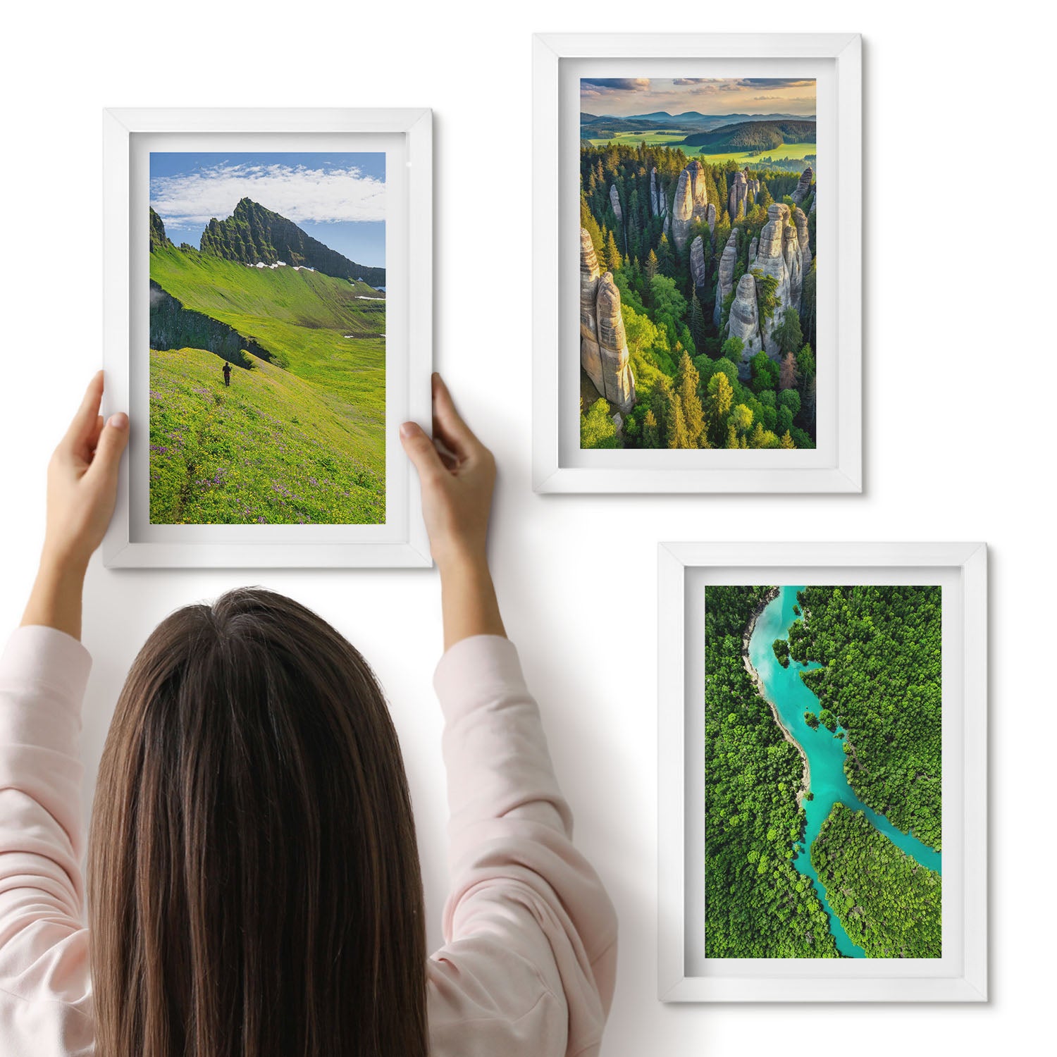 Galeria ścienna 3-częściowy komplet obrazów w białych ramach - Zielone krajobrazy górskie z rzeką i skałami - ArtPrintCave
