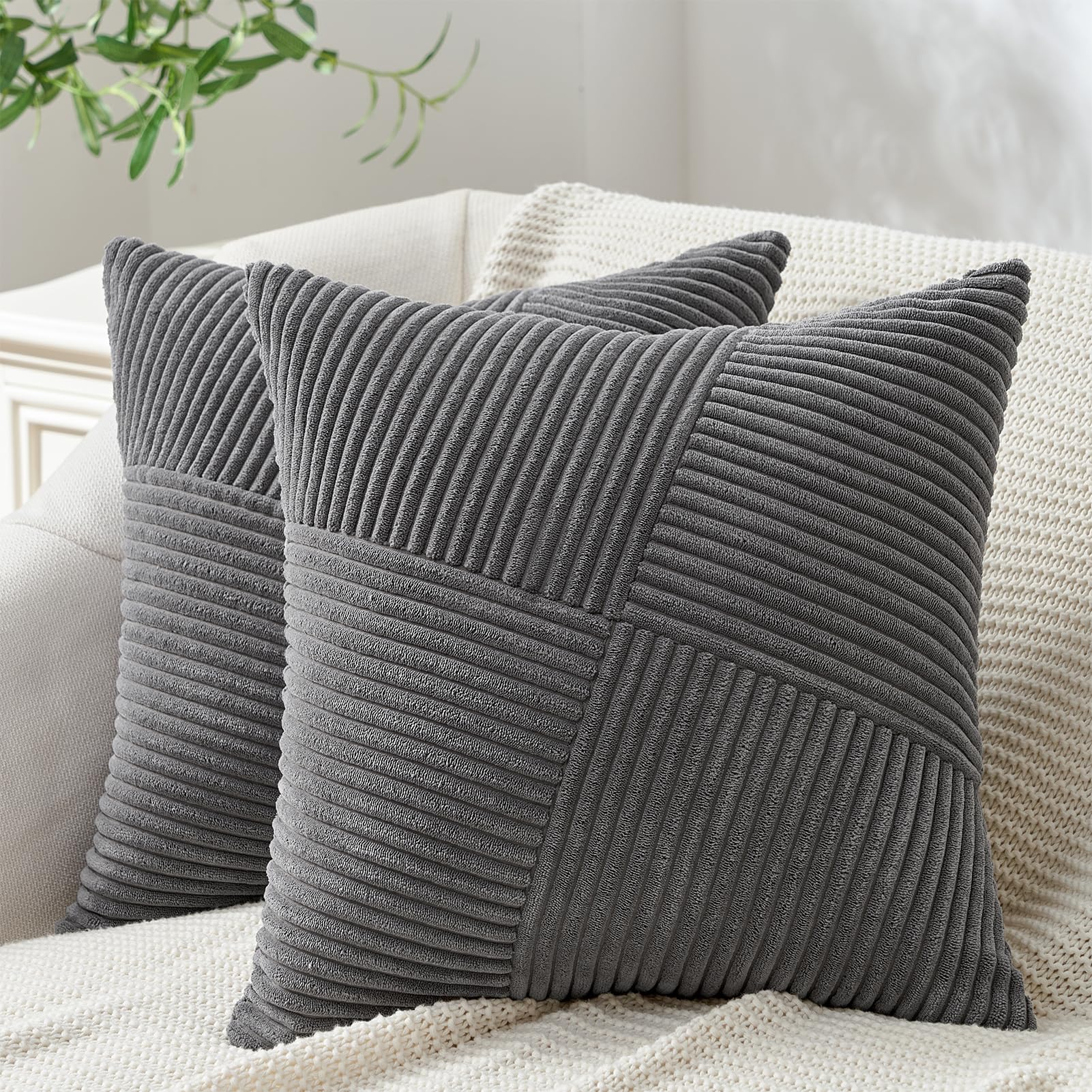 Zestaw 2 Poszewek na Poduszki Welur Wzór Geometryczny Patchwork Paski Sofa Salon Ciemny Szary 45x45 cm