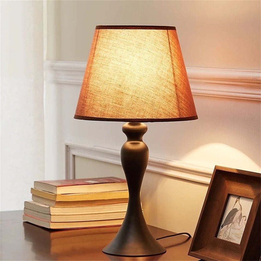Mała retro lampka stołowa, romantyczna, monochromatyczne światło, styl europejski, E27/220V, lampka nocna.