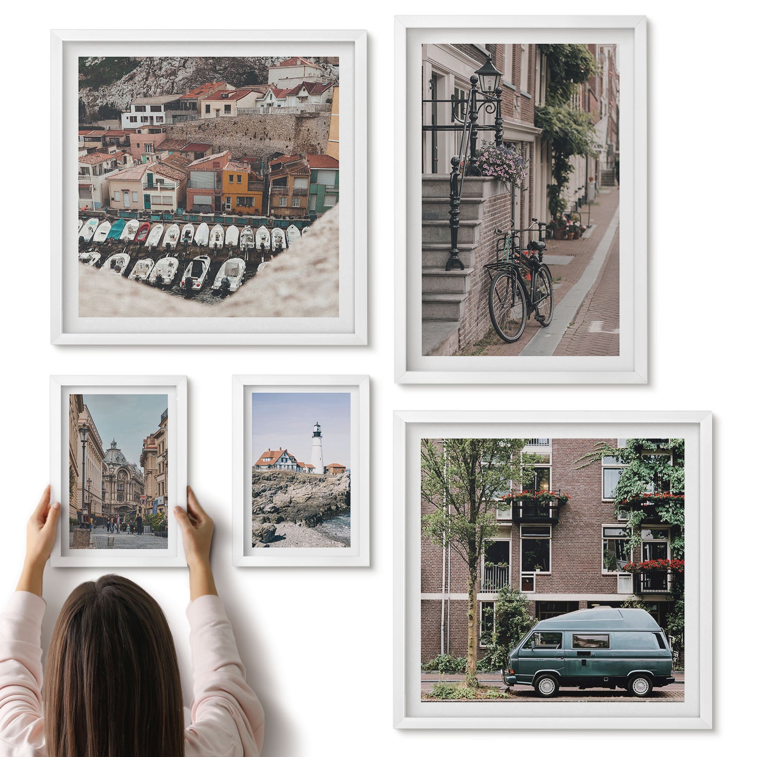Galeria ścienna 5-częściowy komplet obrazów w białych ramach - Urokliwe uliczki z rowerami i widoki na latarnie morskie - ArtPrintCave