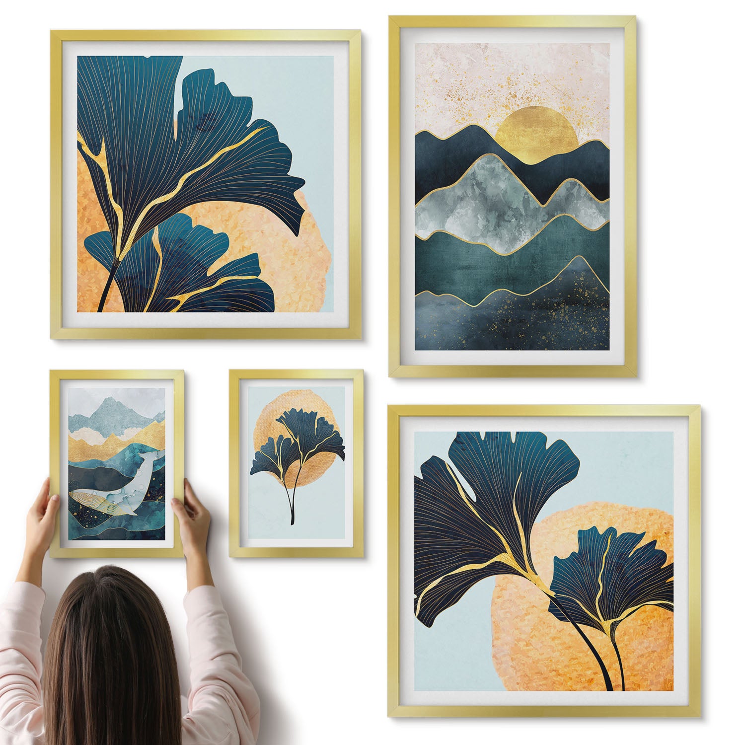 Galeria ścienna 5-częściowy komplet obrazów w złotych ramach - Stylowe pejzaże górskie z roślinnymi akcentami dekoracyjnymi - ArtPrintCave