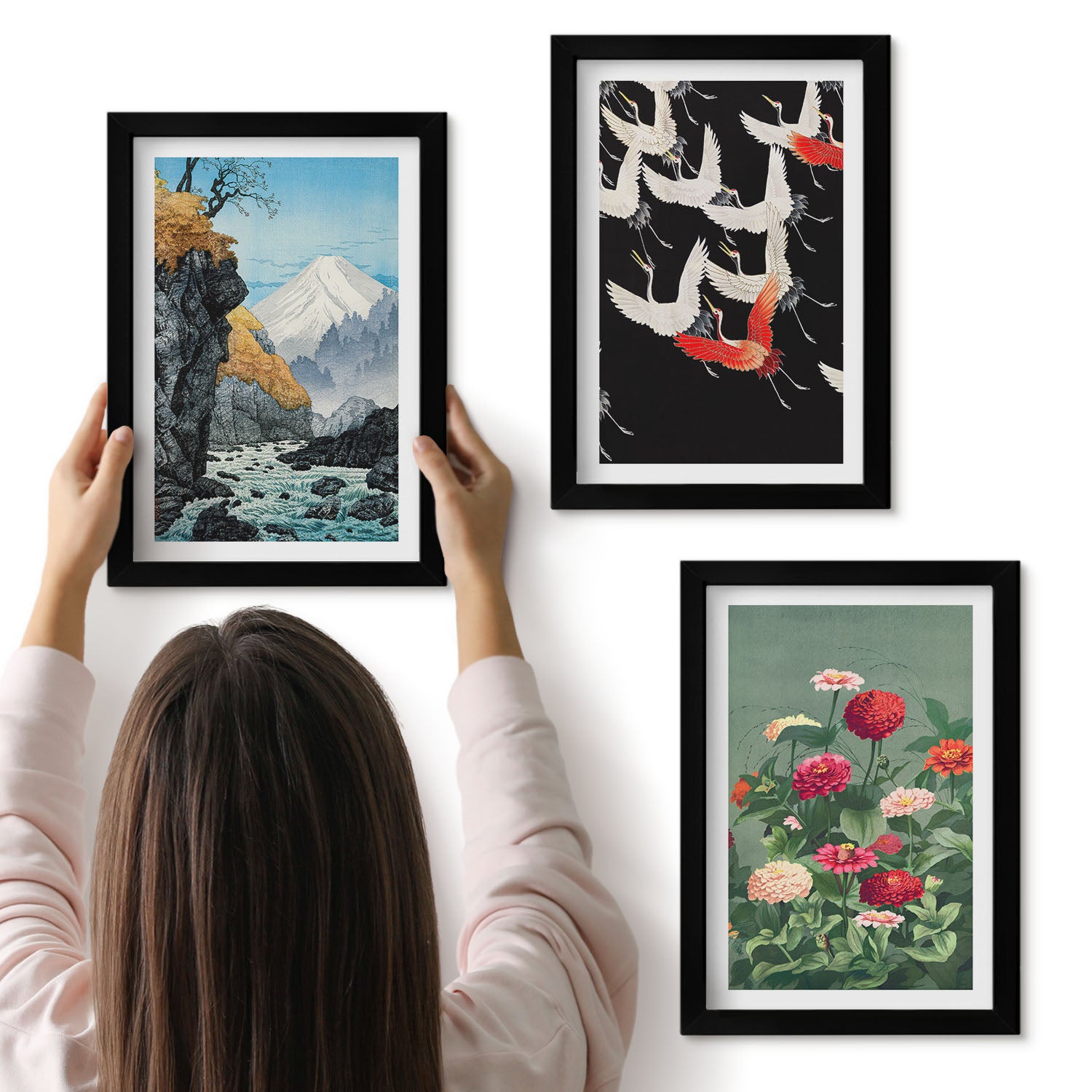 Galeria ścienna 3-częściowy komplet obrazów w czarnych ramach - Góry z wodospadem ptaki w locie i kolorowe kwiaty - ArtPrintCave