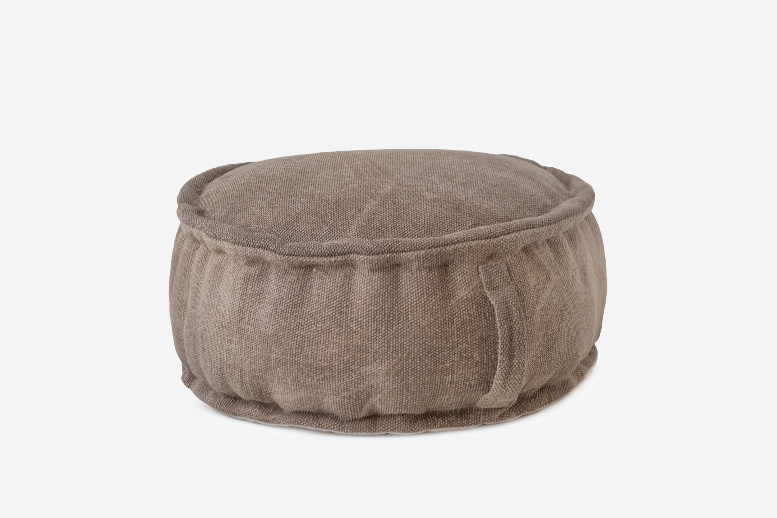 Puf Natural Bend brązowy Ø60x25 cm – Okrągły puf z bawełny z efektem sprania i ręcznym wykonaniem
