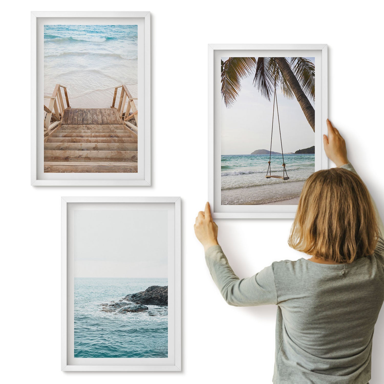 Galeria ścienna 3-częściowy komplet obrazów w białych ramach - Schody na plażę widok na morze i huśtawka na palmie - ArtPrintCave