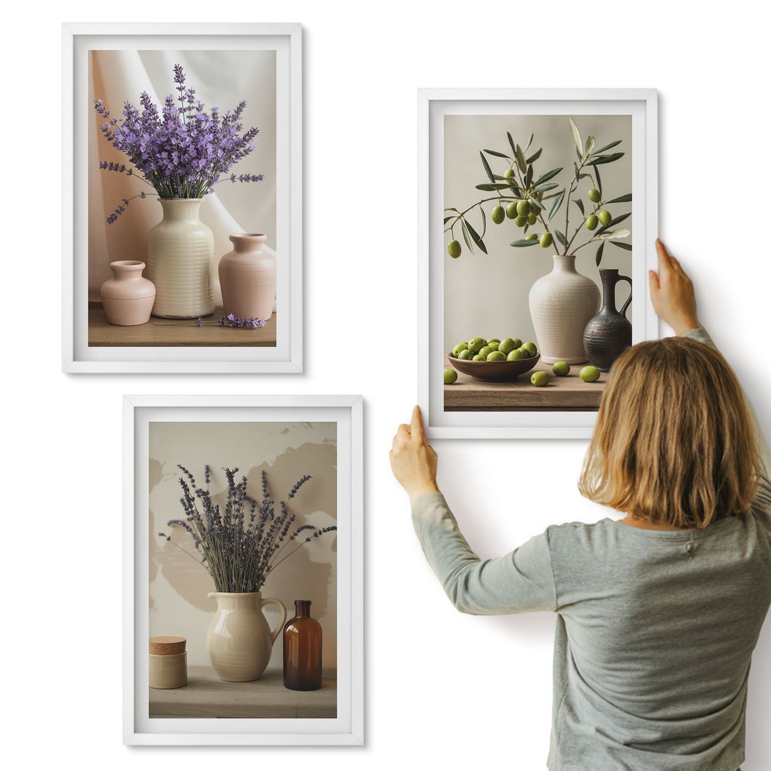 Galeria ścienna 3-częściowy komplet obrazów w białych ramach - Kwiaty lawendy oliwki i naczynia ceramiczne - ArtPrintCave