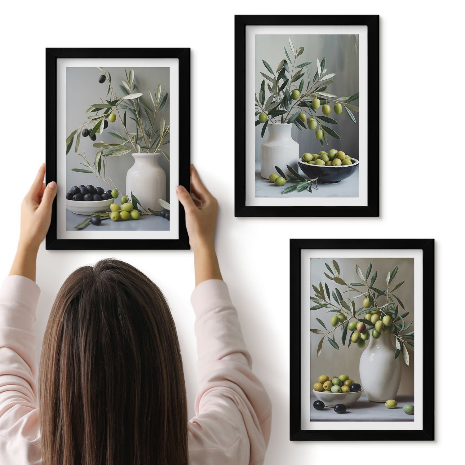 Galeria ścienna 3-częściowy komplet obrazów w czarnych ramach - Oliwki w wazonach z gałązkami na tle szarości - ArtPrintCave