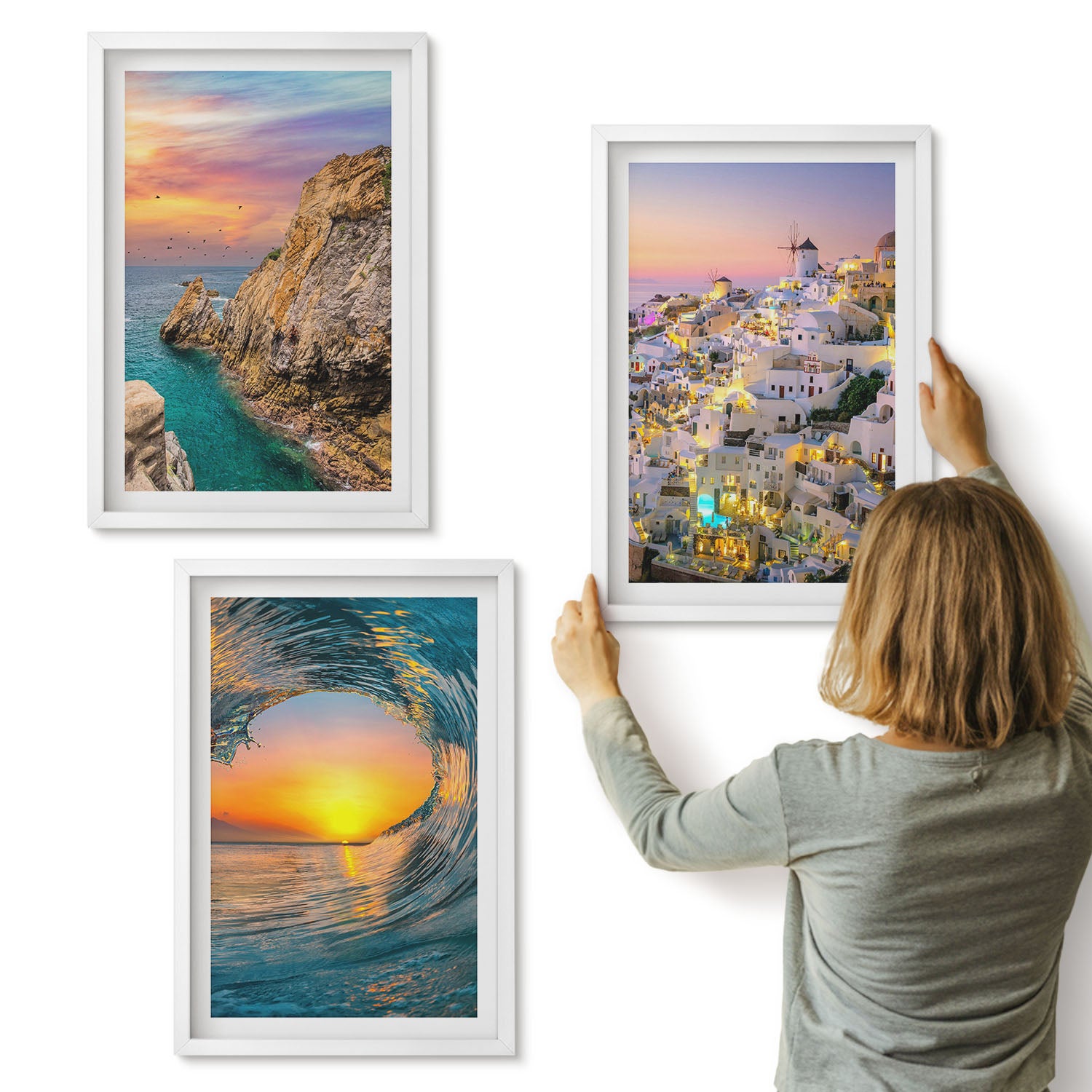 Galeria ścienna 3-częściowy komplet obrazów w białych ramach - Widoki morza fale i białe domy w Santorini Grecja - ArtPrintCave