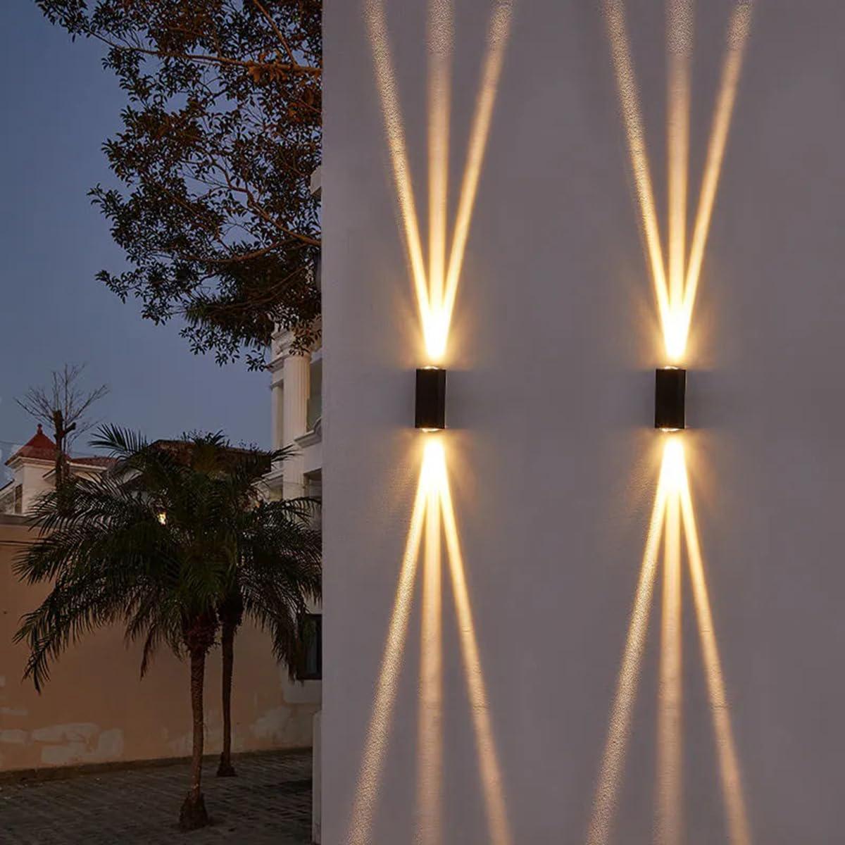 Zewnętrzna klamka ścienna wodoodporna z czarną aluminiową konstrukcją, wyposażona w dwie górne i dolne lampy LED, idealna