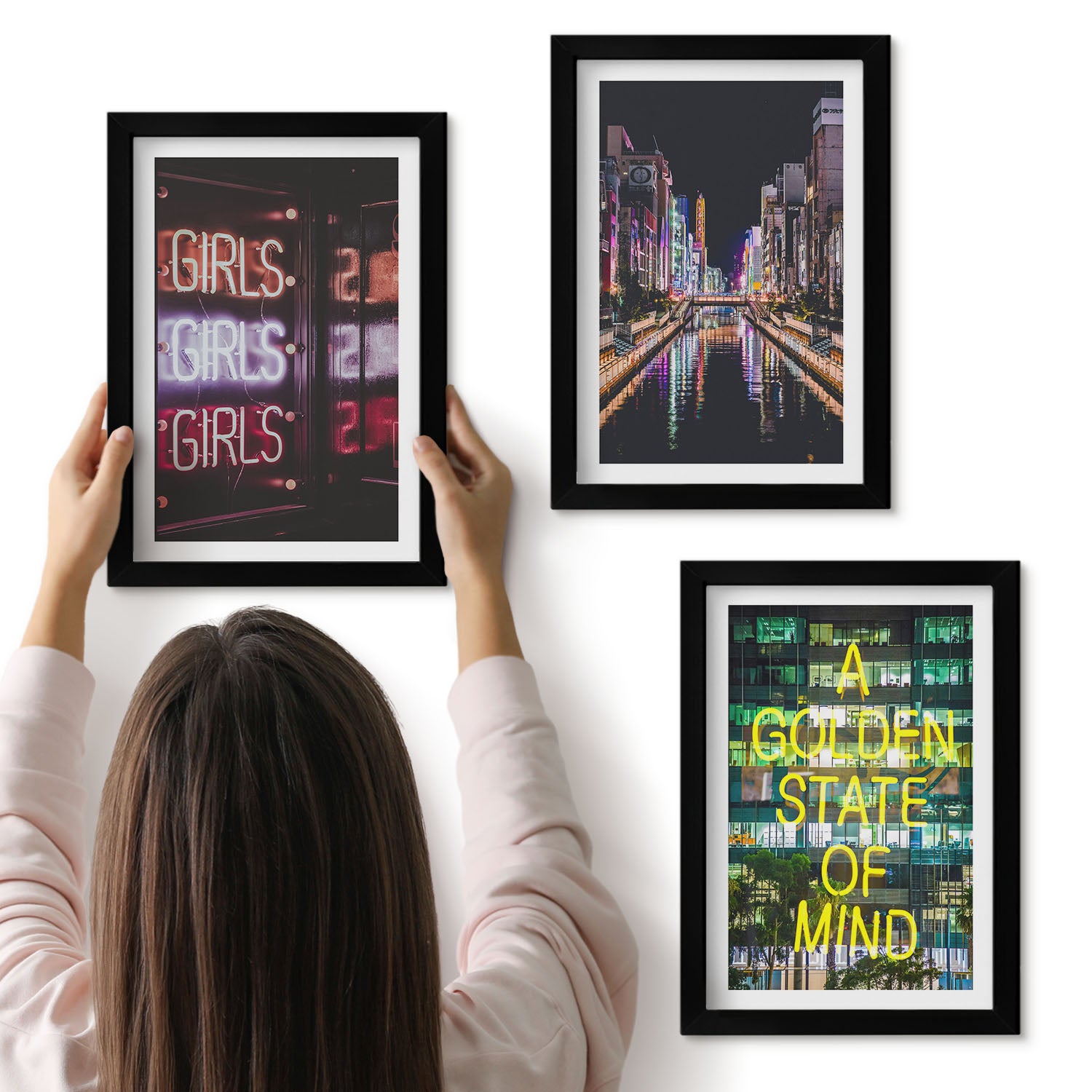 Galeria ścienna 3-częściowy komplet obrazów w czarnych ramach - Neonowe napisy miasta nocą z widokiem na rzekę - ArtPrintCave
