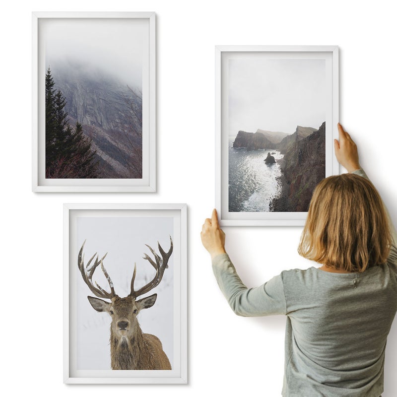Galeria ścienna 3-częściowy komplet obrazów w białych ramach - Krajobraz górski z mgłą wodą i jeleniem - ArtPrintCave