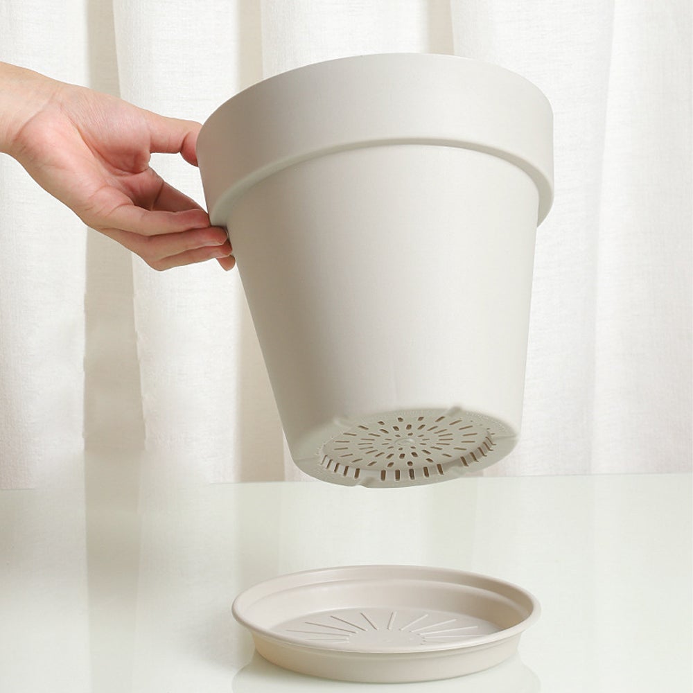 Okrągła doniczka plastikowa o średnicy 18 cm i pojemności 2,6 litra, wymiary: 18 cm średnicy x 17 cm wysokości, kolor biały.