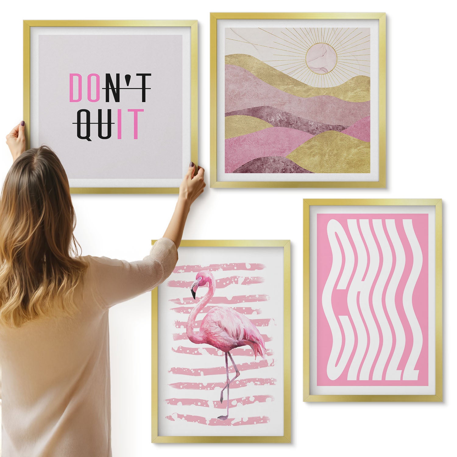 Galeria ścienna 4-częściowy komplet obrazów w złotych ramach - Różowy flamingi pastelowy górski pejzaż napisy - ArtPrintCave