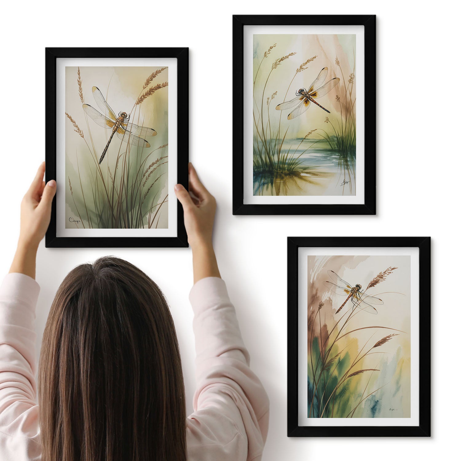 Galeria ścienna 3-częściowy komplet obrazów w czarnych ramach - Ważki wśród traw nad wodą w malarskim stylu - ArtPrintCave
