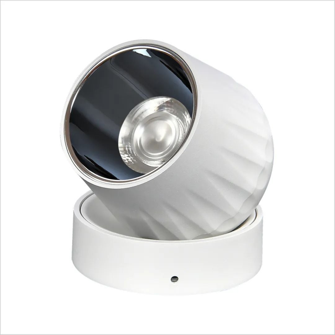 Reflektor sufitowy LED o mocy 15 W z możliwością ściemniania, odpowiedni do galerii, korytarzy, salonów i ekspozycji obrazów (barwa biała - 3000 K).