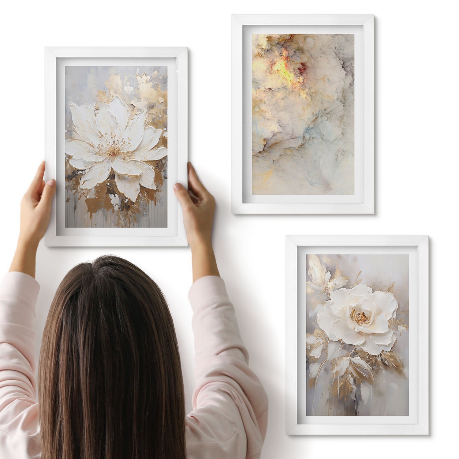 Galeria ścienna 3-częściowy komplet obrazów w białych ramach - Kwiaty na jasnym tle z abstrakcyjnymi wzorami - ArtPrintCave