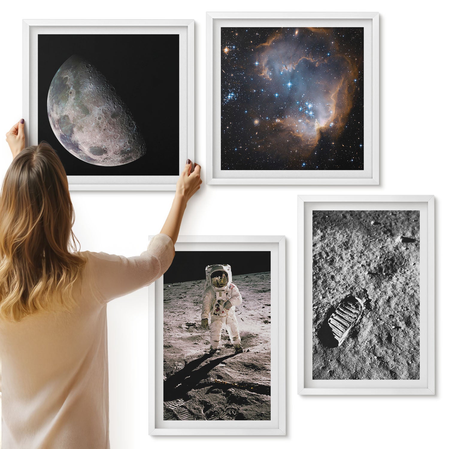 Galeria ścienna 4-częściowy komplet obrazów w białych ramach - Astronauta na Księżycu ślad stopy zdjęcia - ArtPrintCave