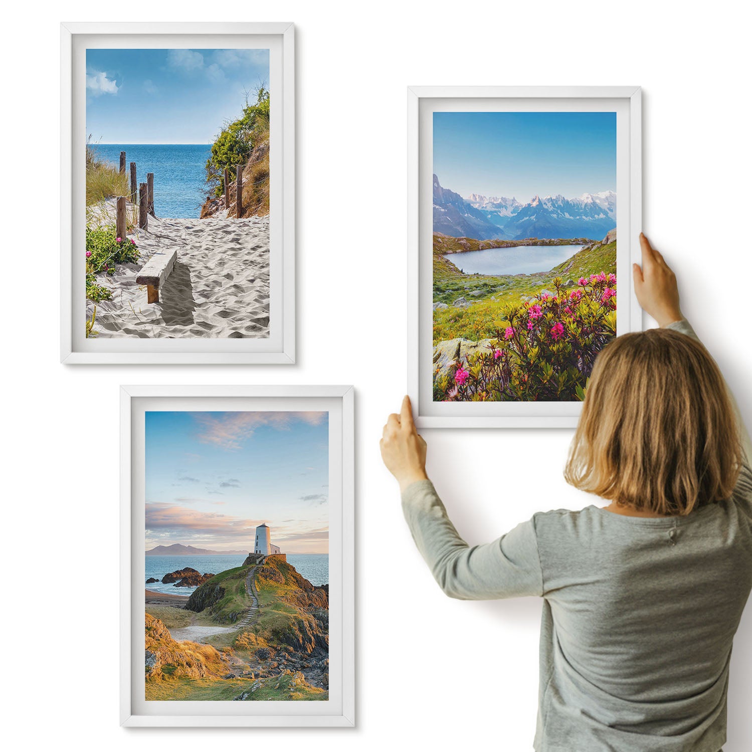 Galeria ścienna 3-częściowy komplet obrazów w białych ramach - Widok plaży latarni morskiej gór i kwiatów - ArtPrintCave