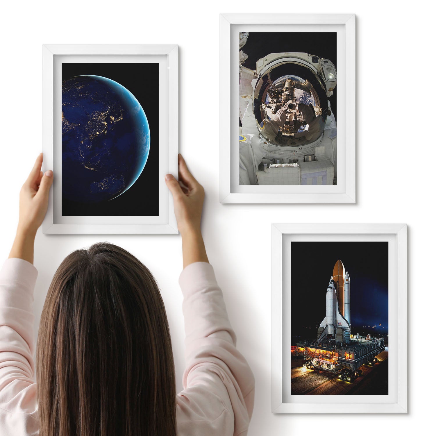 Galeria ścienna 3-częściowy komplet obrazów w białych ramach - Widoki kosmosu z Ziemią astronautą i rakietą - ArtPrintCave