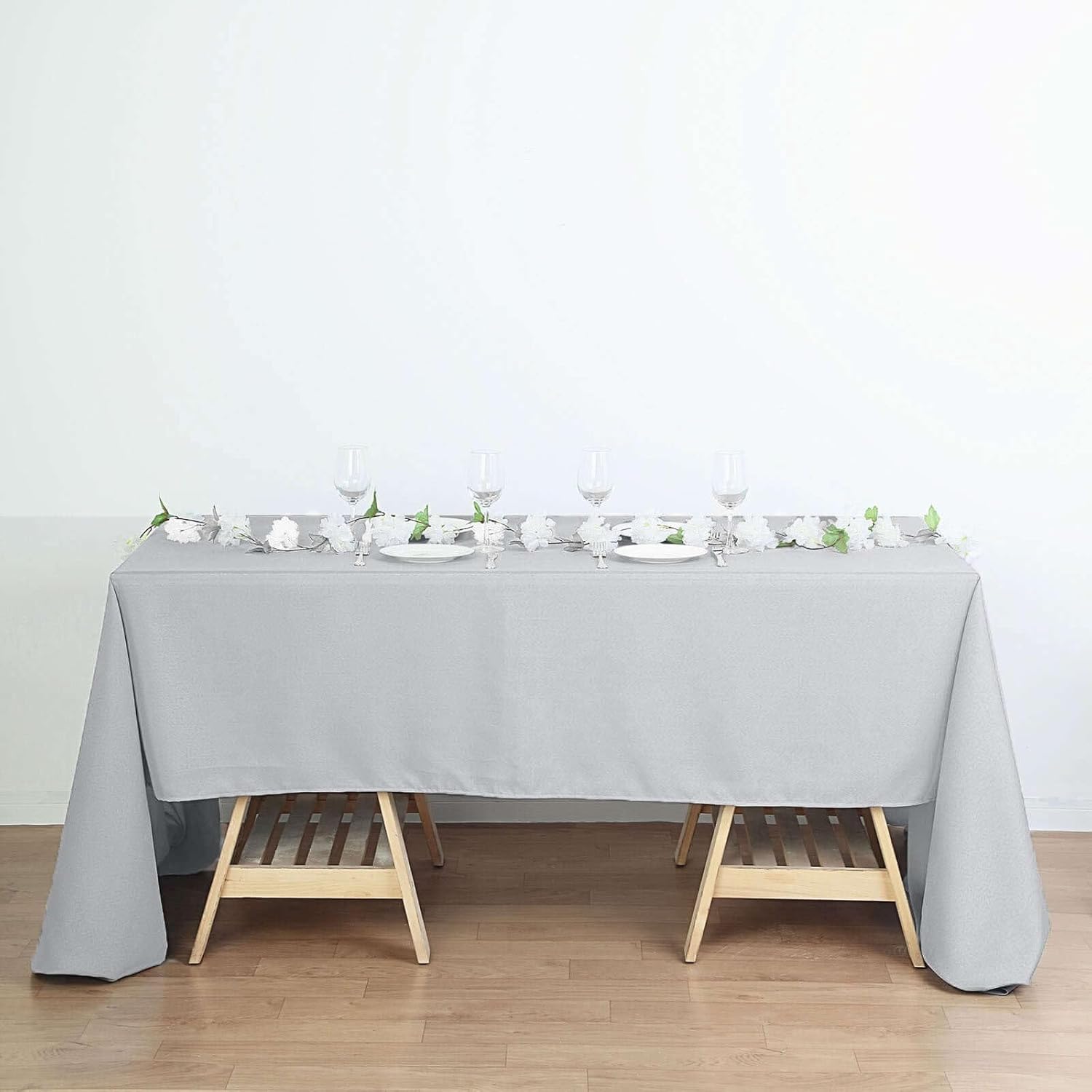 Szary, prostokątny obrus z poliestru (147 cm x 259 cm) – odporny na zagniecenia i trwały – idealny na przyjęcia i imprezy.