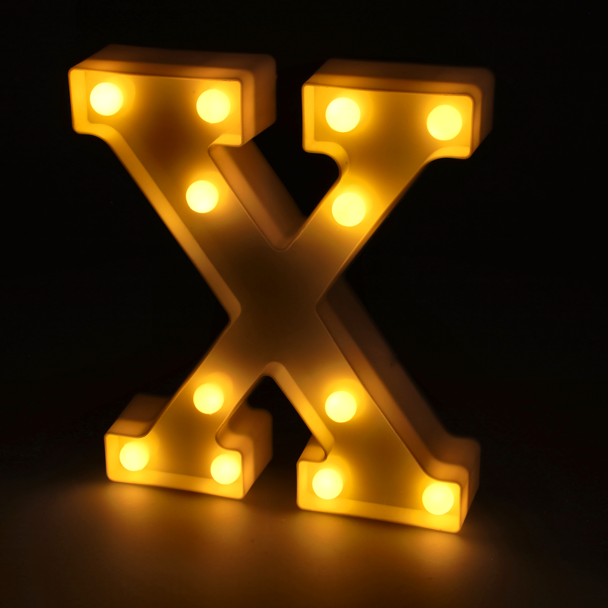 Litera LED "X" podświetlana ciepłym białym światłem, wysokość 22 cm, zasilanie bateryjne 2*AA