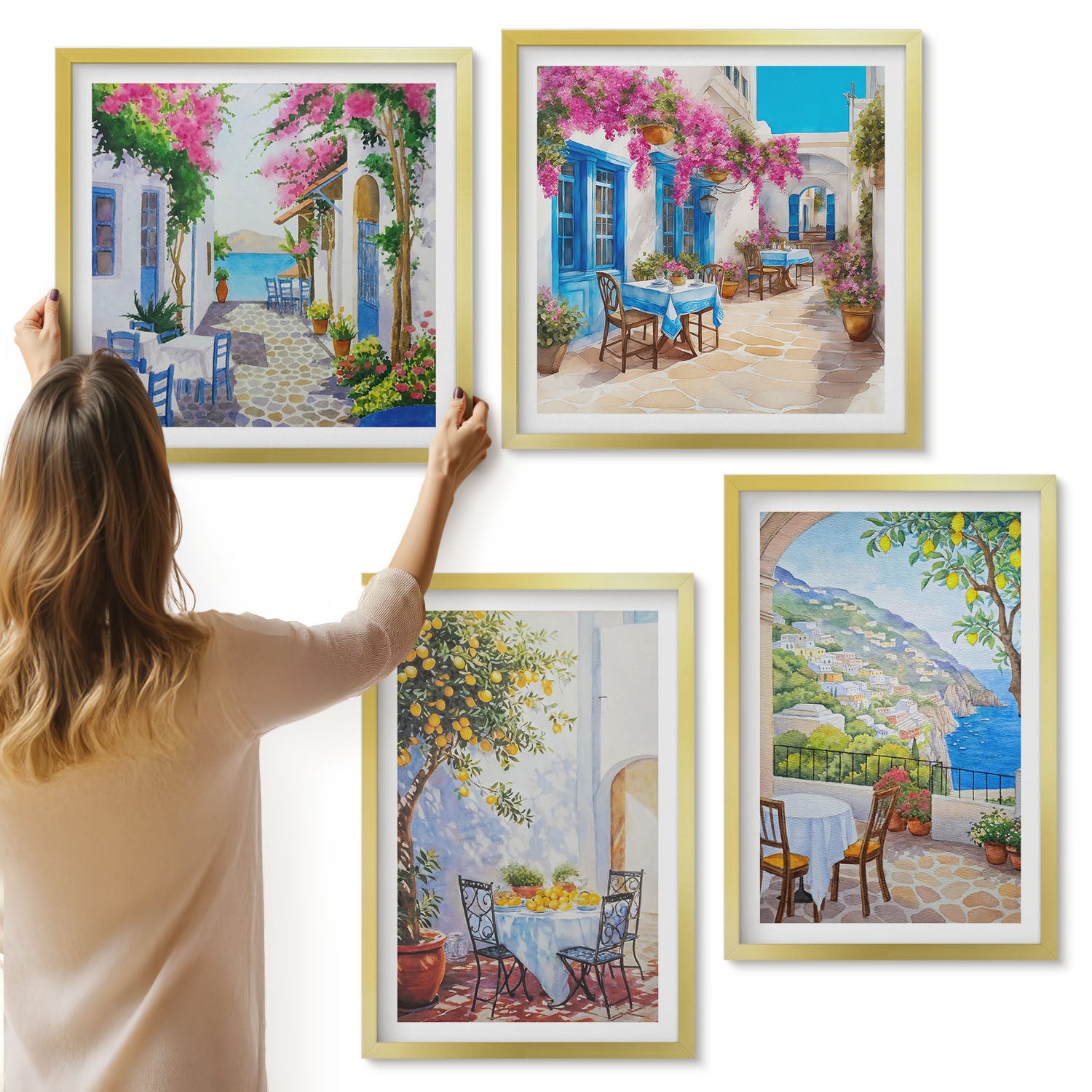 Galeria ścienna 4-częściowy komplet obrazów w złotych ramach - Urokliwe uliczki z kwitnącymi roślinami i widokiem na morze - ArtPrintCave