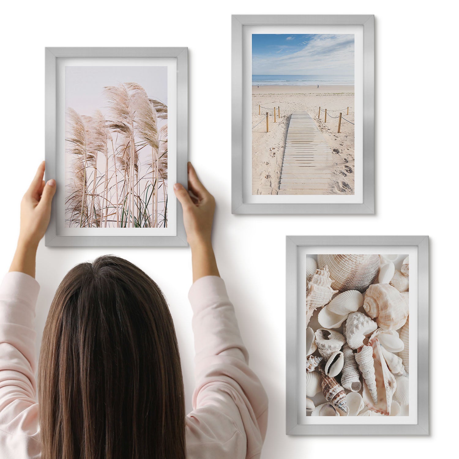 Galeria ścienna 3-częściowy komplet obrazów w srebrnych ramach - Piaszczysta plaża z muszlami i trawą nadmorską - ArtPrintCave