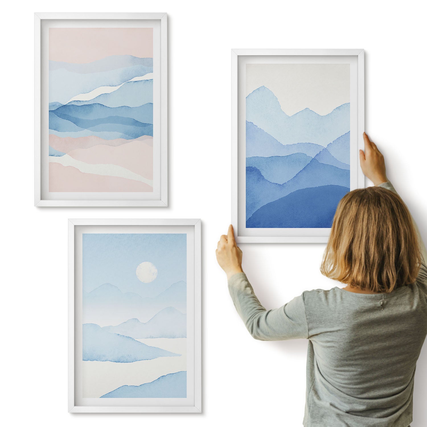 Galeria ścienna 3-częściowy komplet obrazów w białych ramach - Niebieskie i różowe pejzaże górskie w akwareli - ArtPrintCave