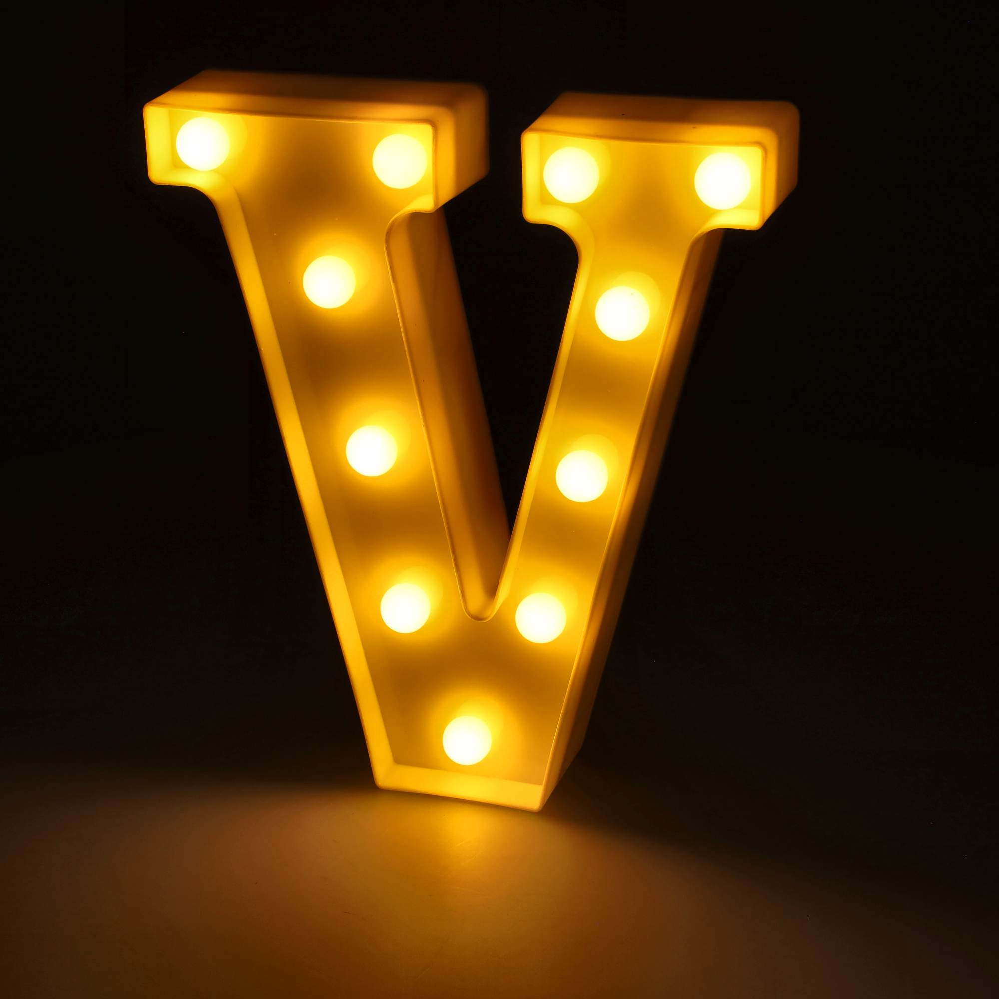 Litera LED "V" podświetlana ciepłym białym światłem, wysokość 22 cm, zasilanie bateryjne 2*AA