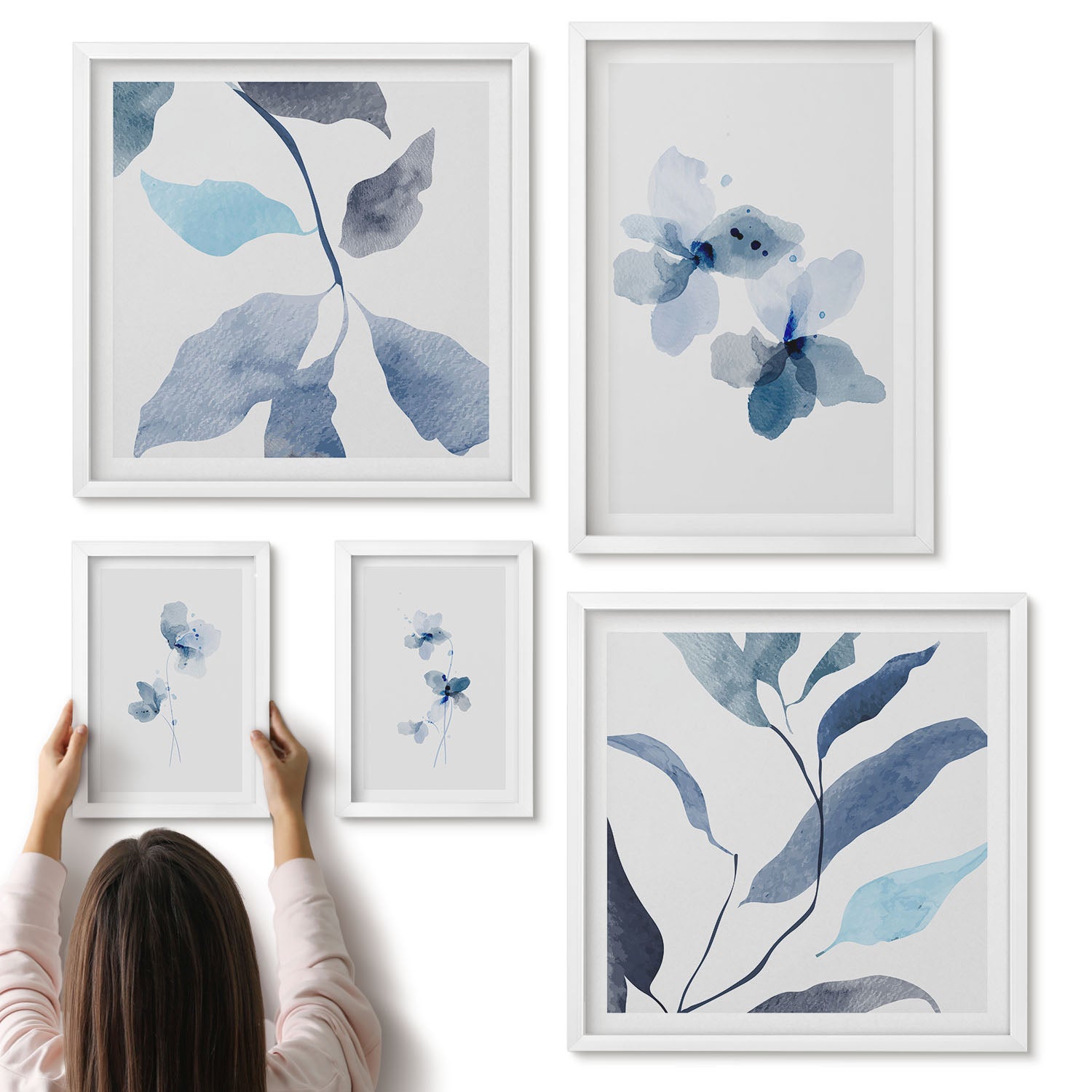 Galeria ścienna 5-częściowy komplet obrazów w białych ramach - Stylowe akwarelowe kwiaty i liście w odcieniach niebieskich - ArtPrintCave