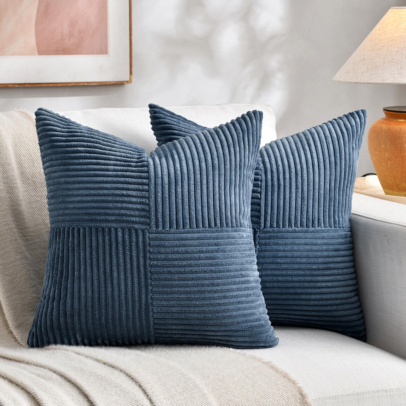 Zestaw 2 poszewek na poduszki boho 60x60 cm niebieski dżins, wzór krzyżowany z aksamitu, dekoracja kanapy sypialni