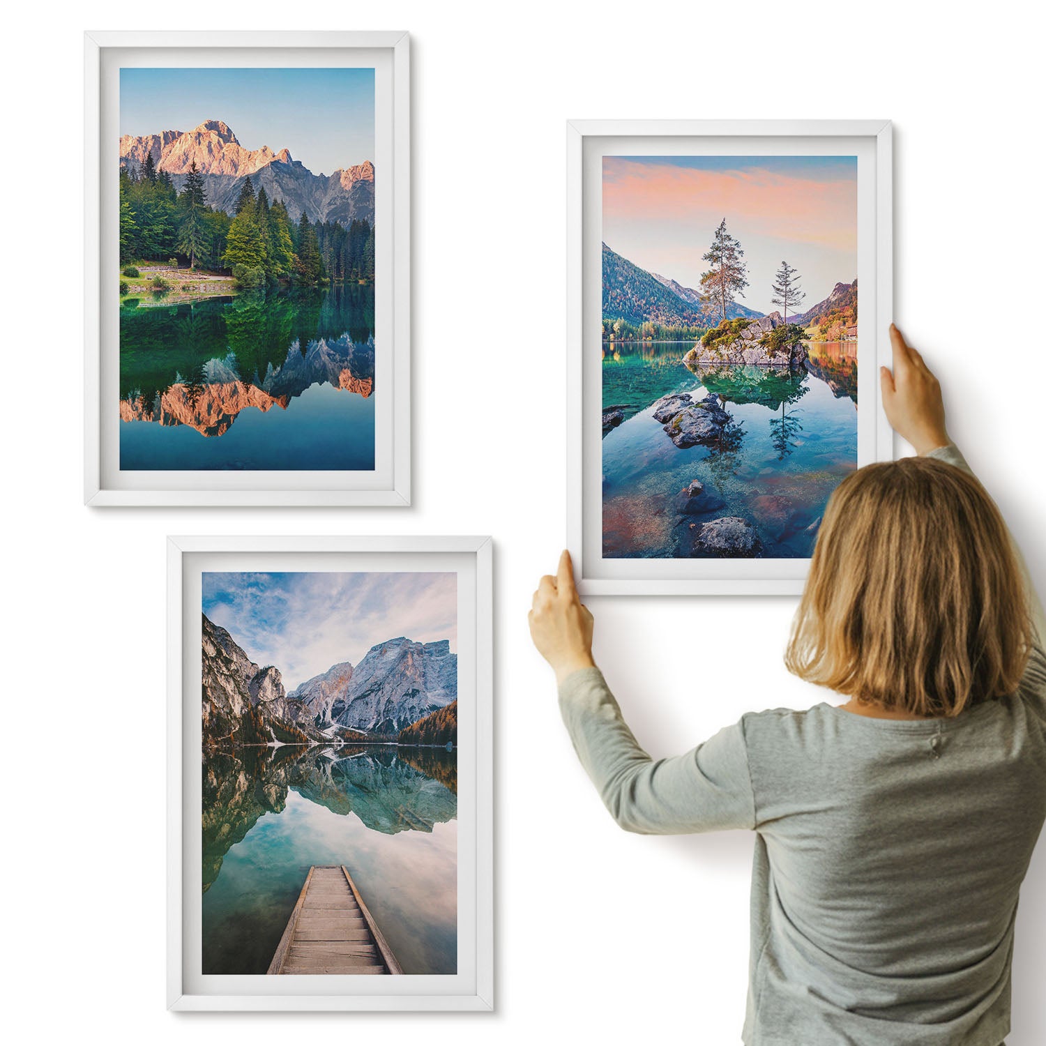 Galeria ścienna 3-częściowy komplet obrazów w białych ramach - Górskie jeziora z odbiciem w wodzie i lasem - ArtPrintCave