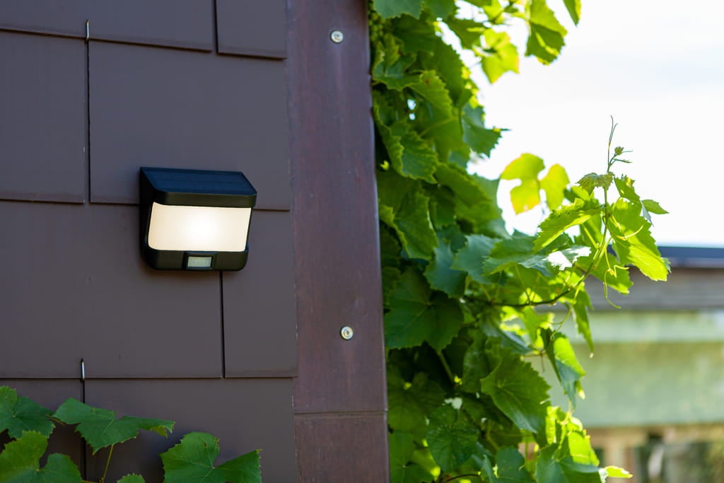 Kinkiet solarny z czujnikiem ruchu TRY LED 8W Zimna biel 500lm czarny wym:11,8x12,5x6,9cm IP54 Lutec