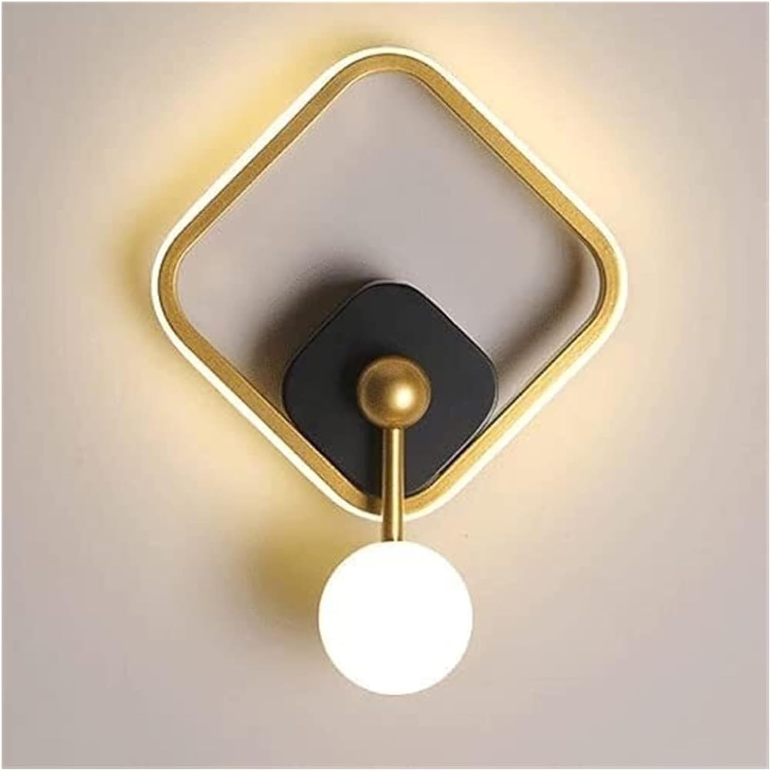 Kwadratowa metalowa lampa ścienna LED o trójkolorowym wzornictwie, odpowiednia do pomieszczeń takich jak garderoby i salony.